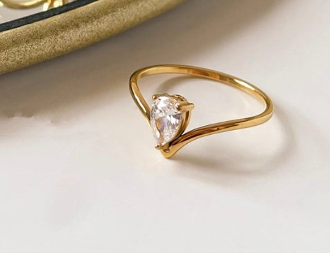Anillo con perla incrustada