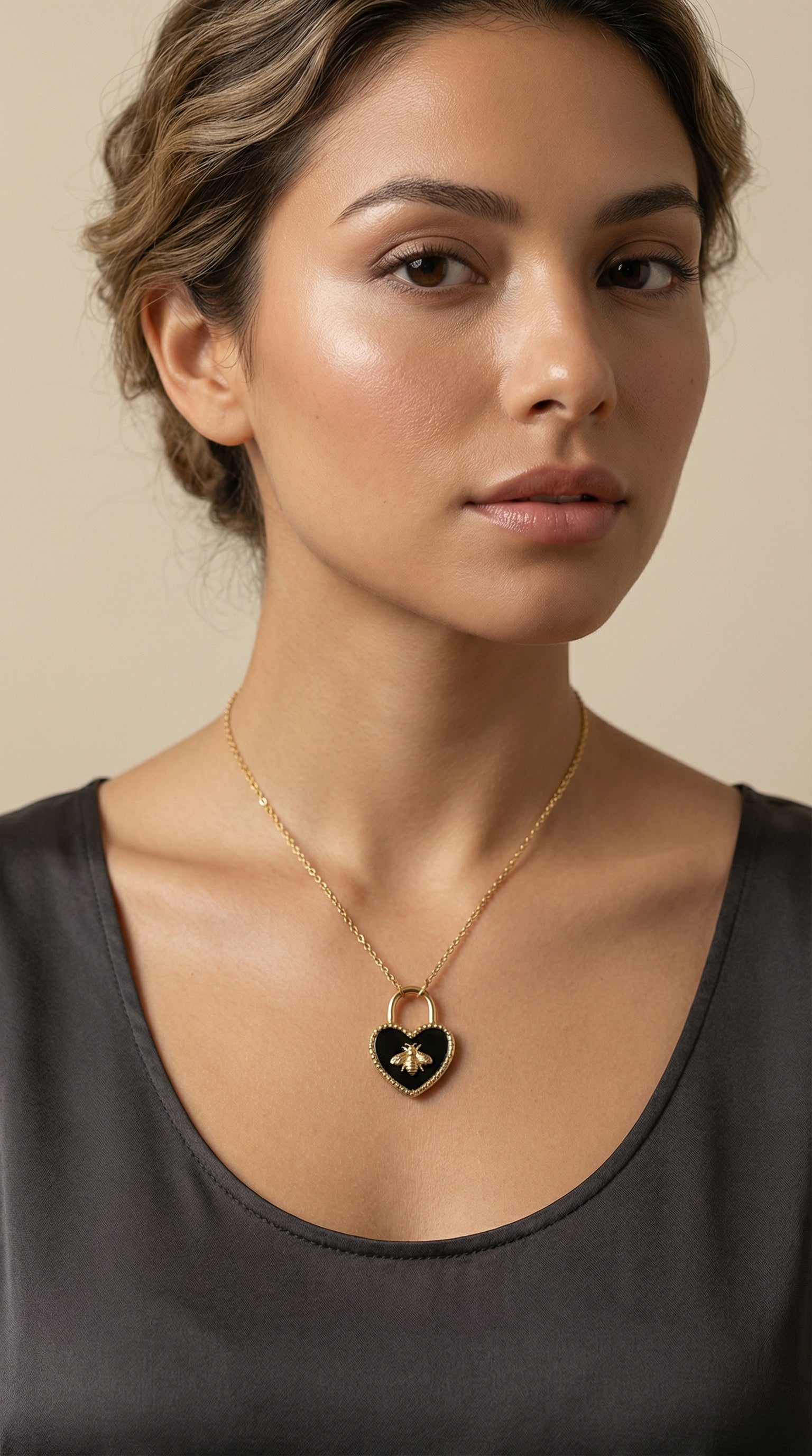Collar corazón negro de abejita dorado