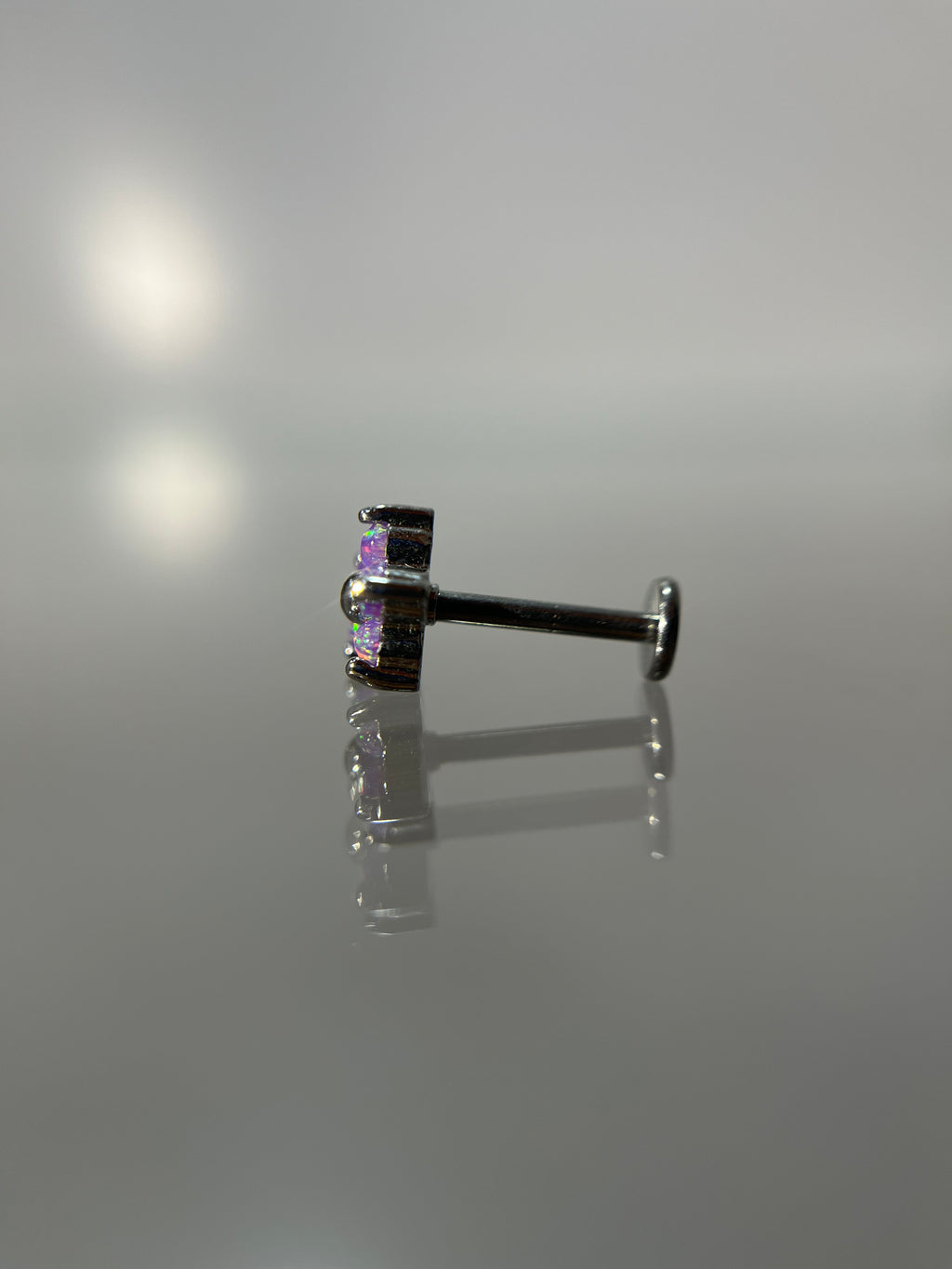 Piercings flor morada (cierre plano)