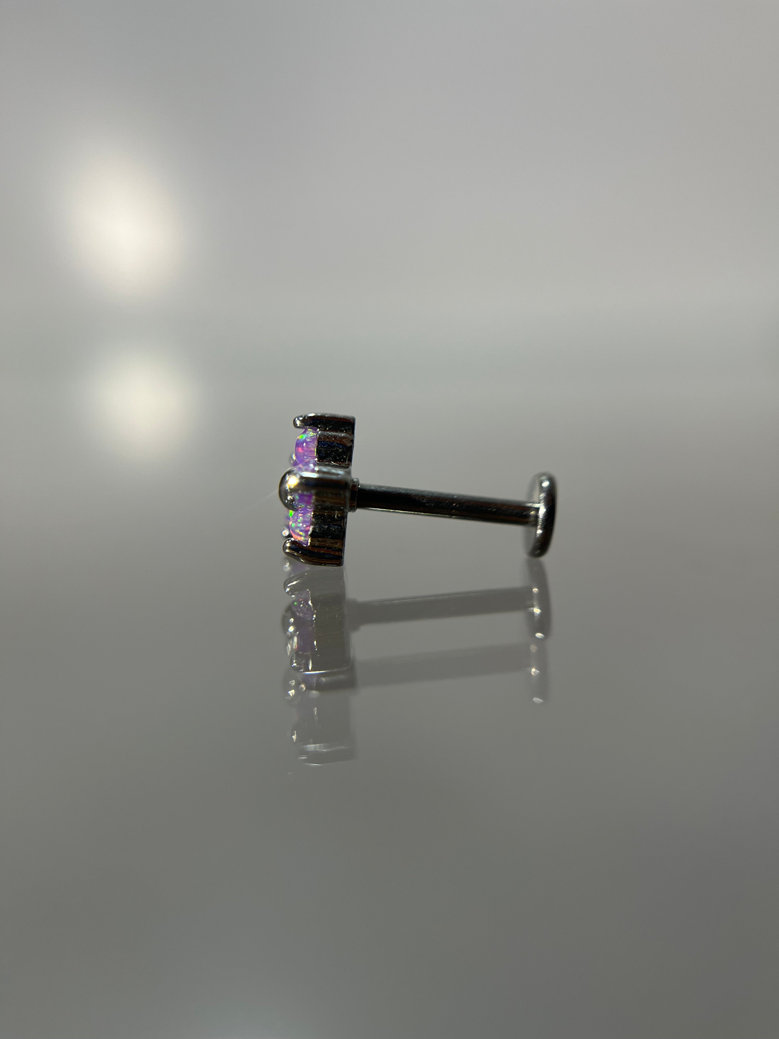 Piercings flor morada (cierre plano)