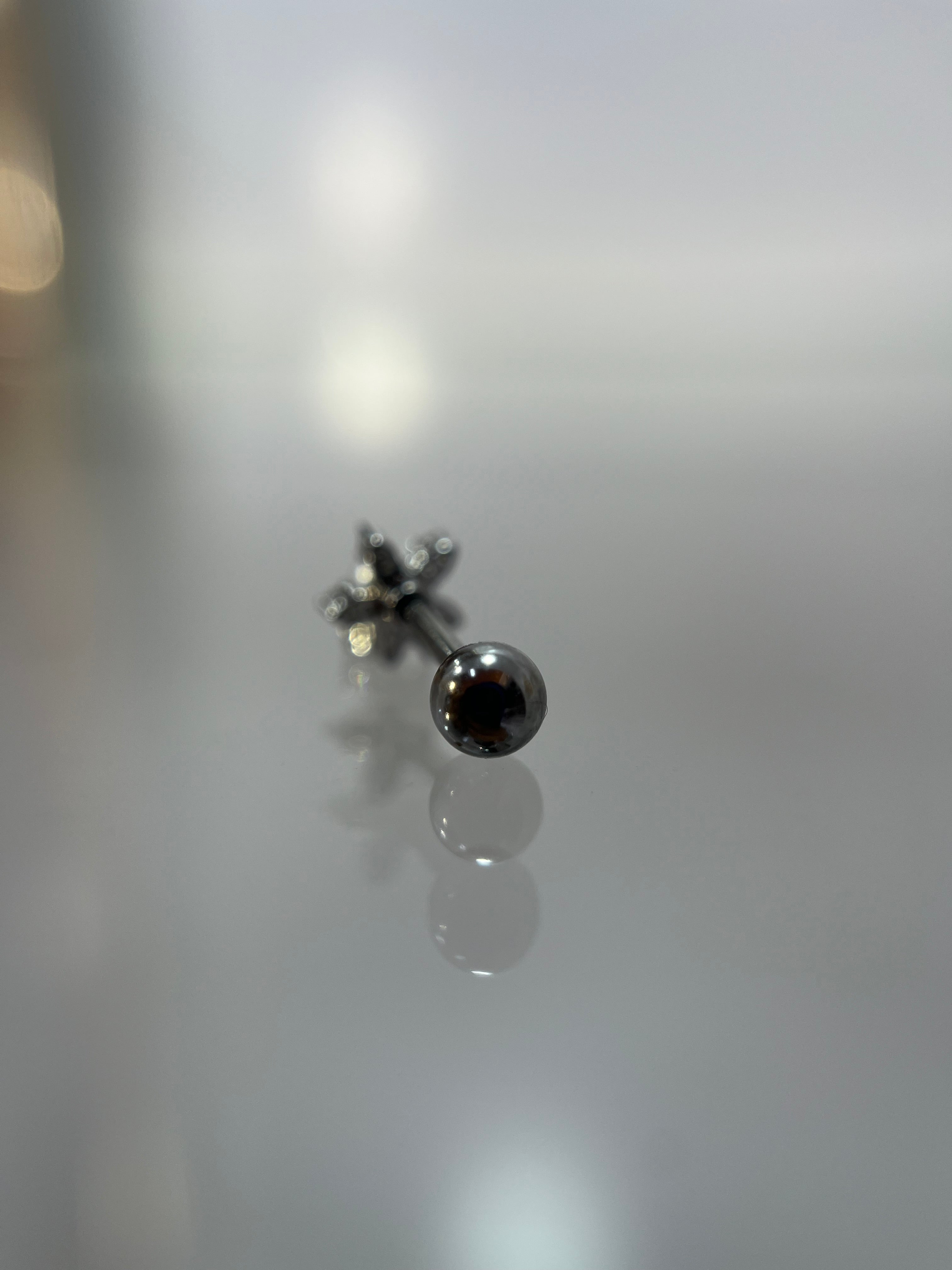 Piercings flor perlada (cierre esfera)