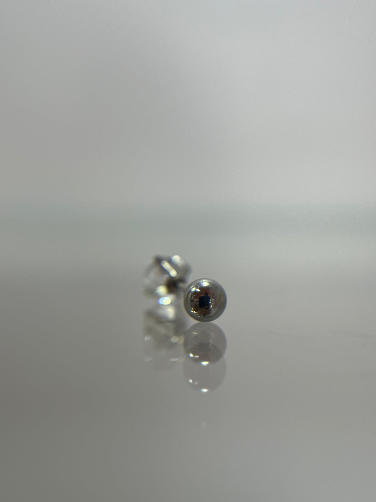 Piercing piedra solitaria acero plateado (cierre bolilla)