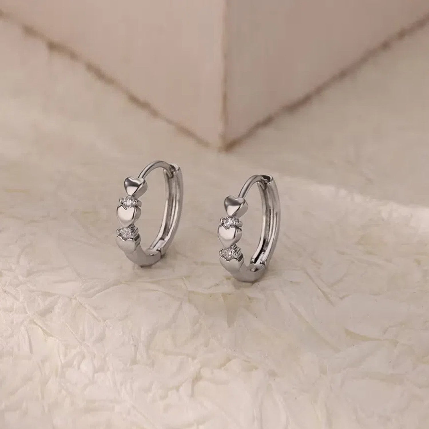 Argollas con corazones y cristales color plata
