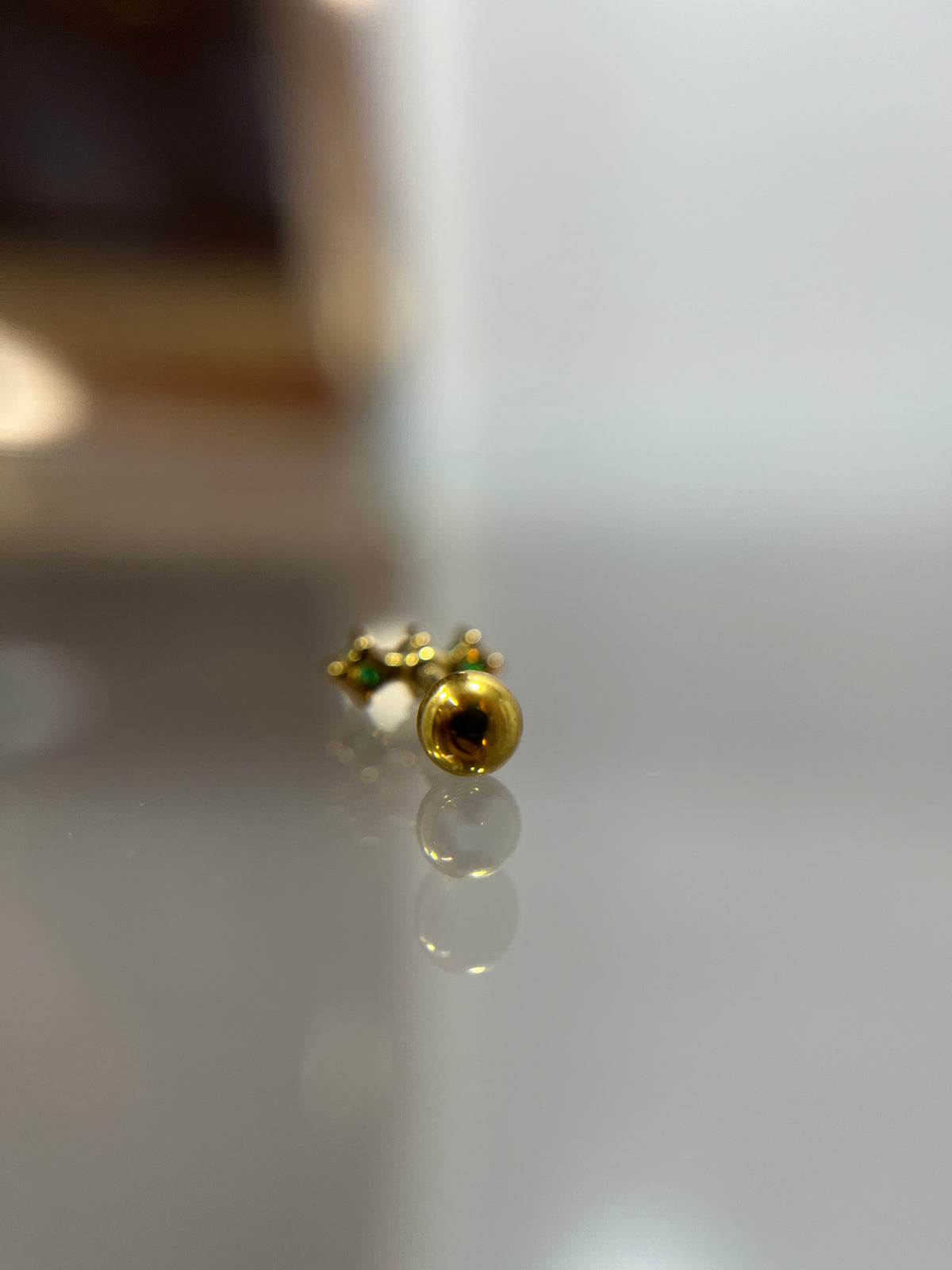 Piercing titanium tres piedras dorado (cierre bolilla)