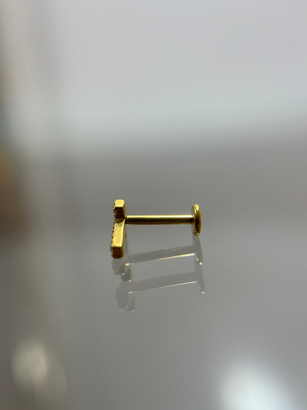 Piercing cruz dorado titanium  (cierre plano)