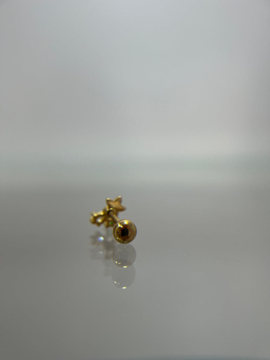 Piercing floral titanium dorado (cierre bolilla)