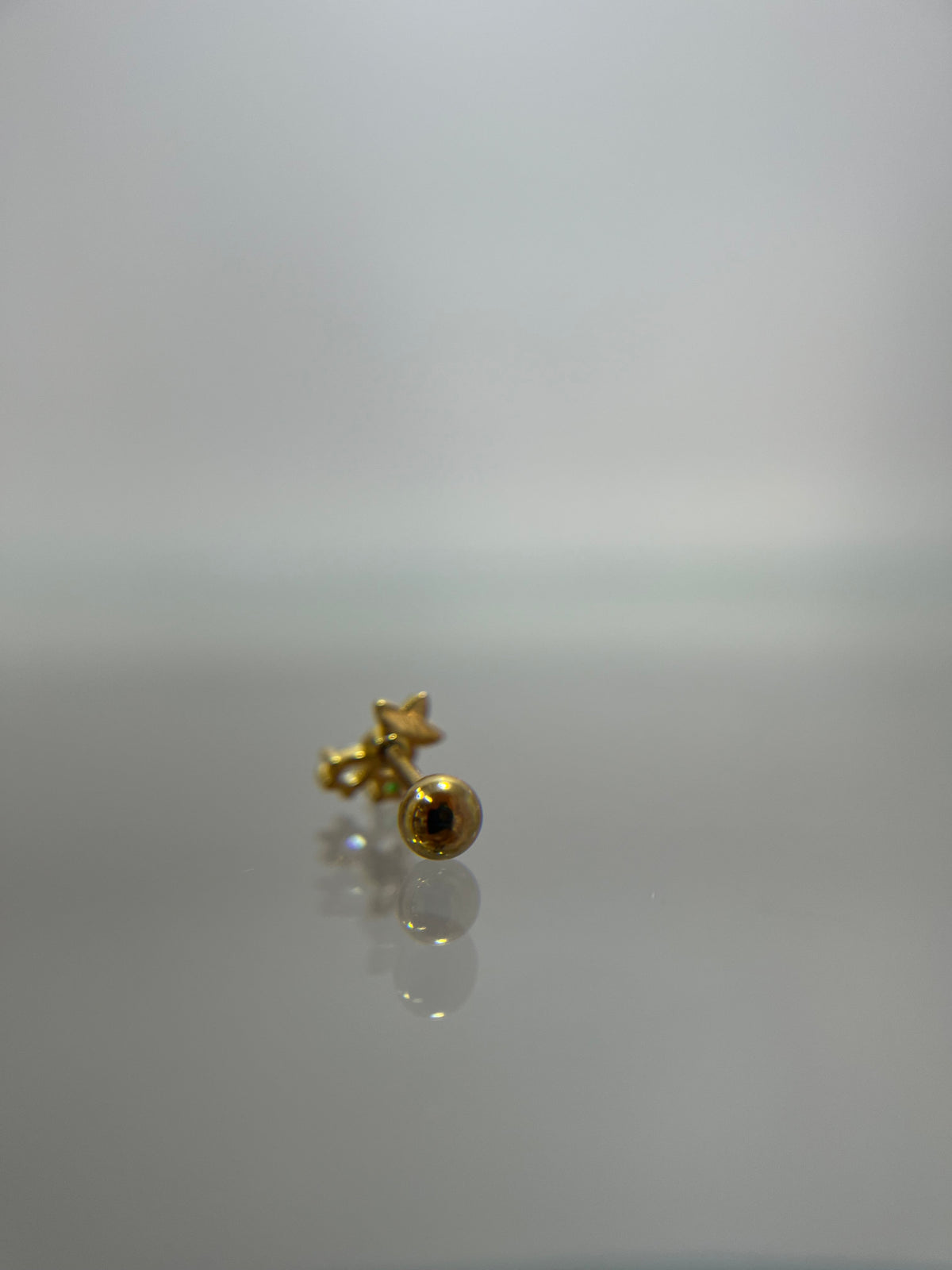 Piercing floral titanium dorado (cierre bolilla)