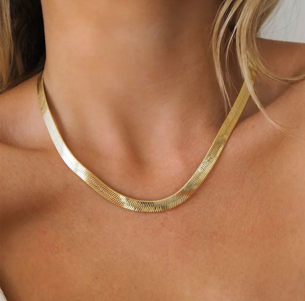 Collar estilo de serpiente color dorado