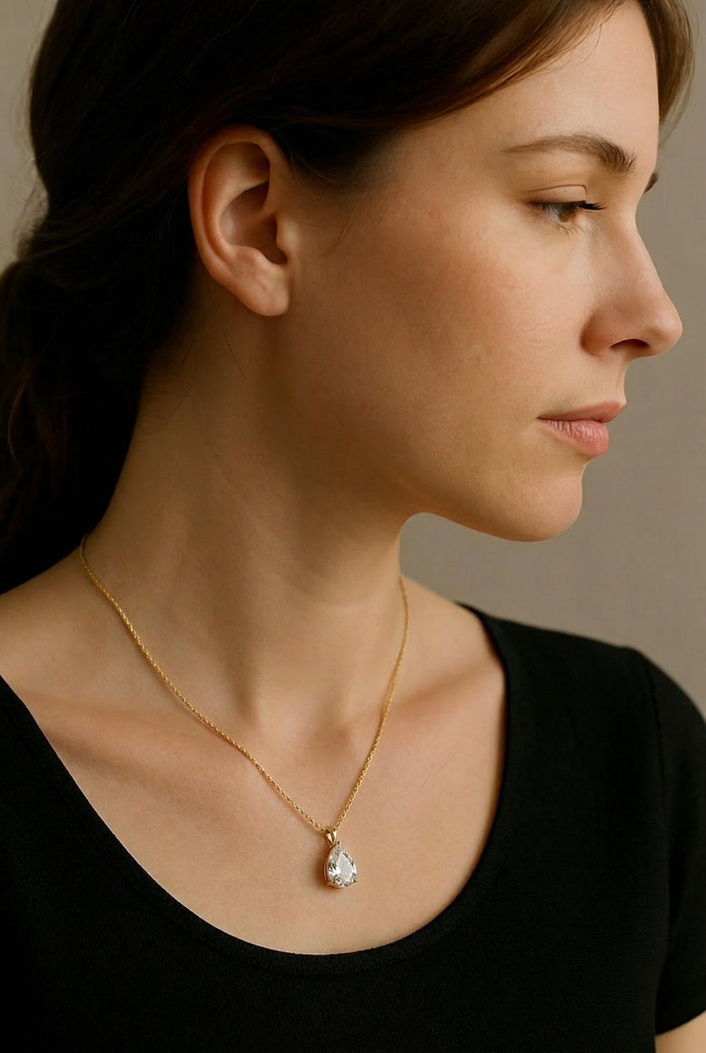 Collar con cristal en forma de gota