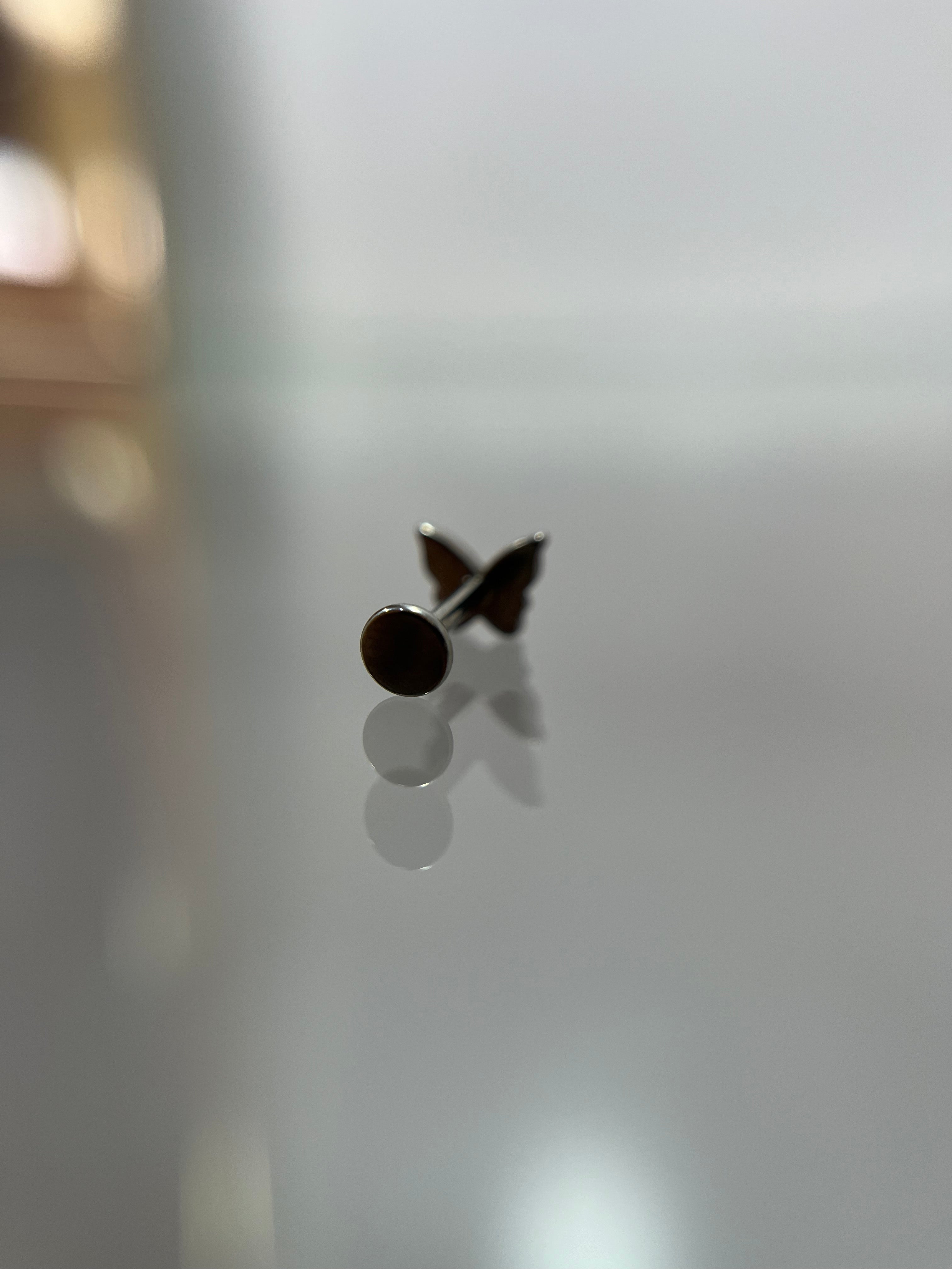 Piercings mariposa (cierre plano)