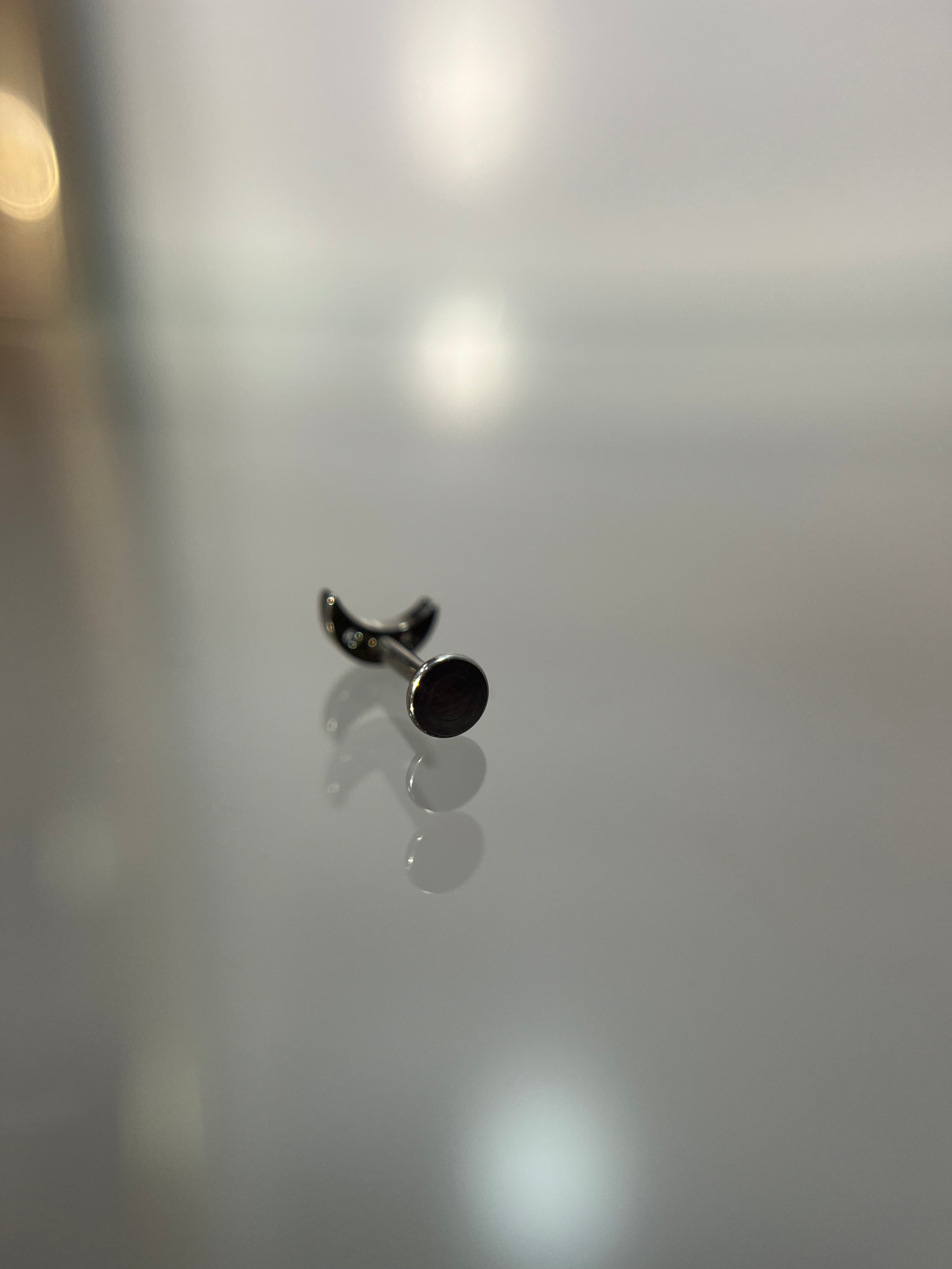 Piercings media luna (cierre plano)