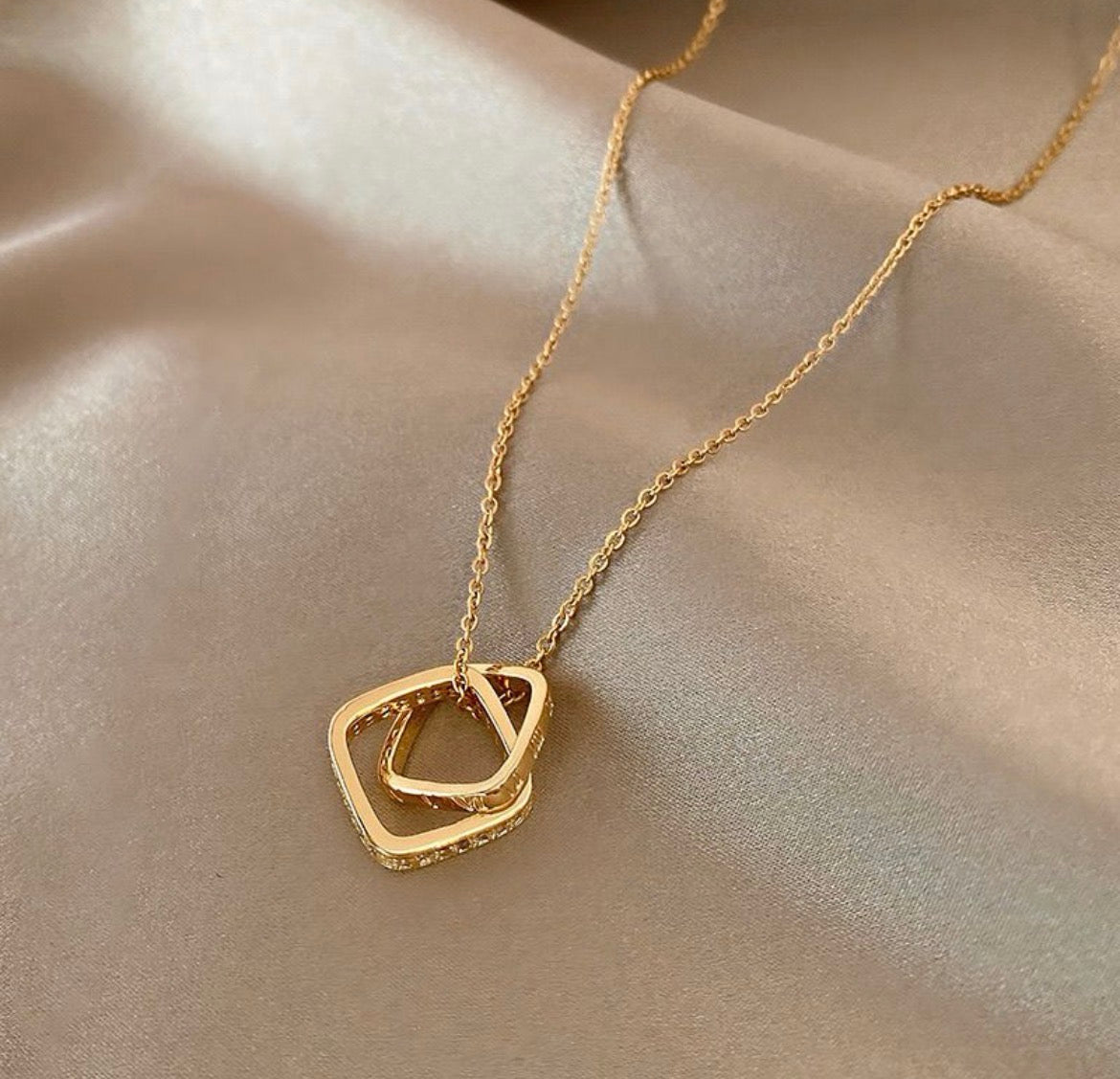 Collar de anillos dorados