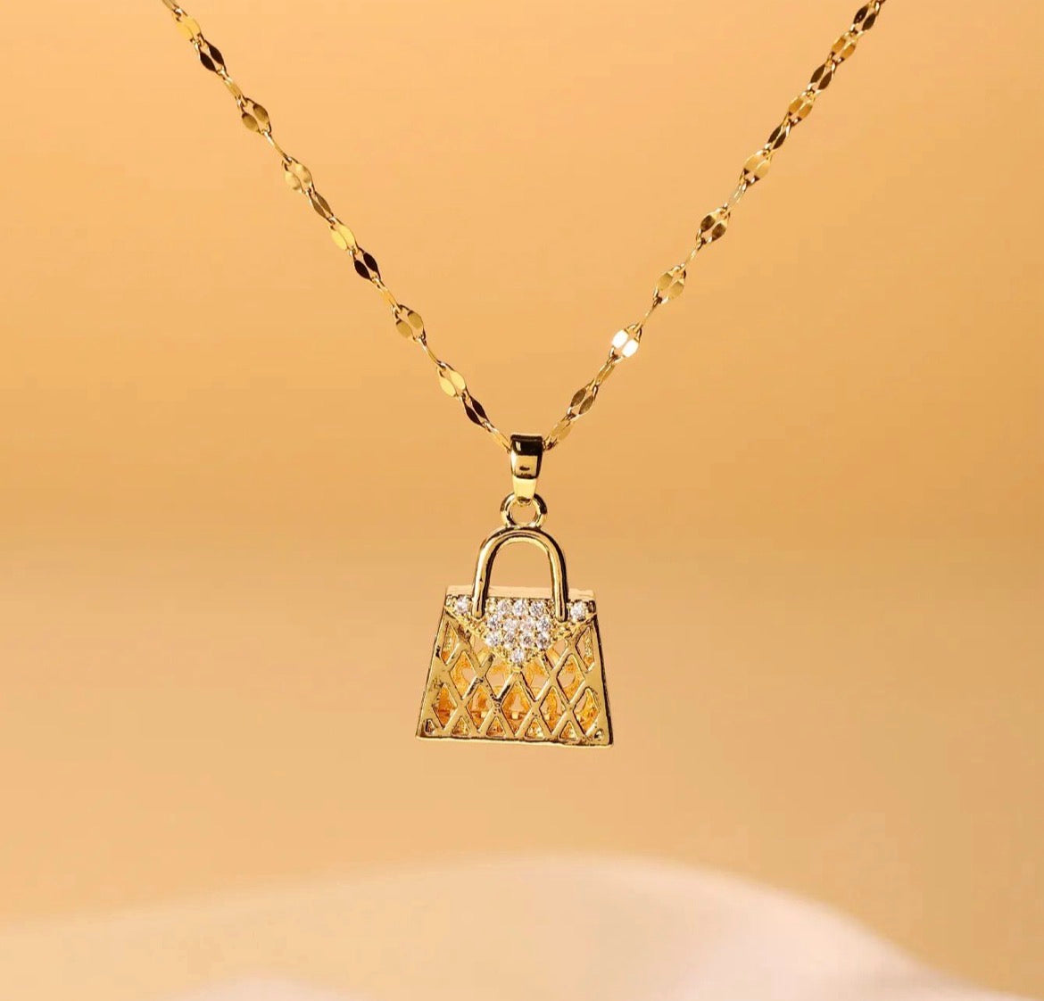 Collar de bolso dorado