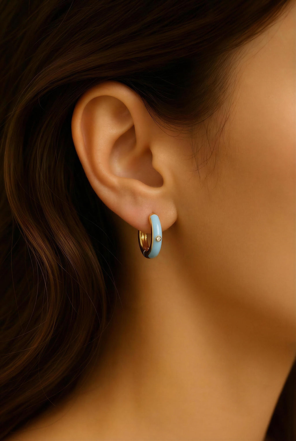 Argollas básica celeste con cristal incrustado