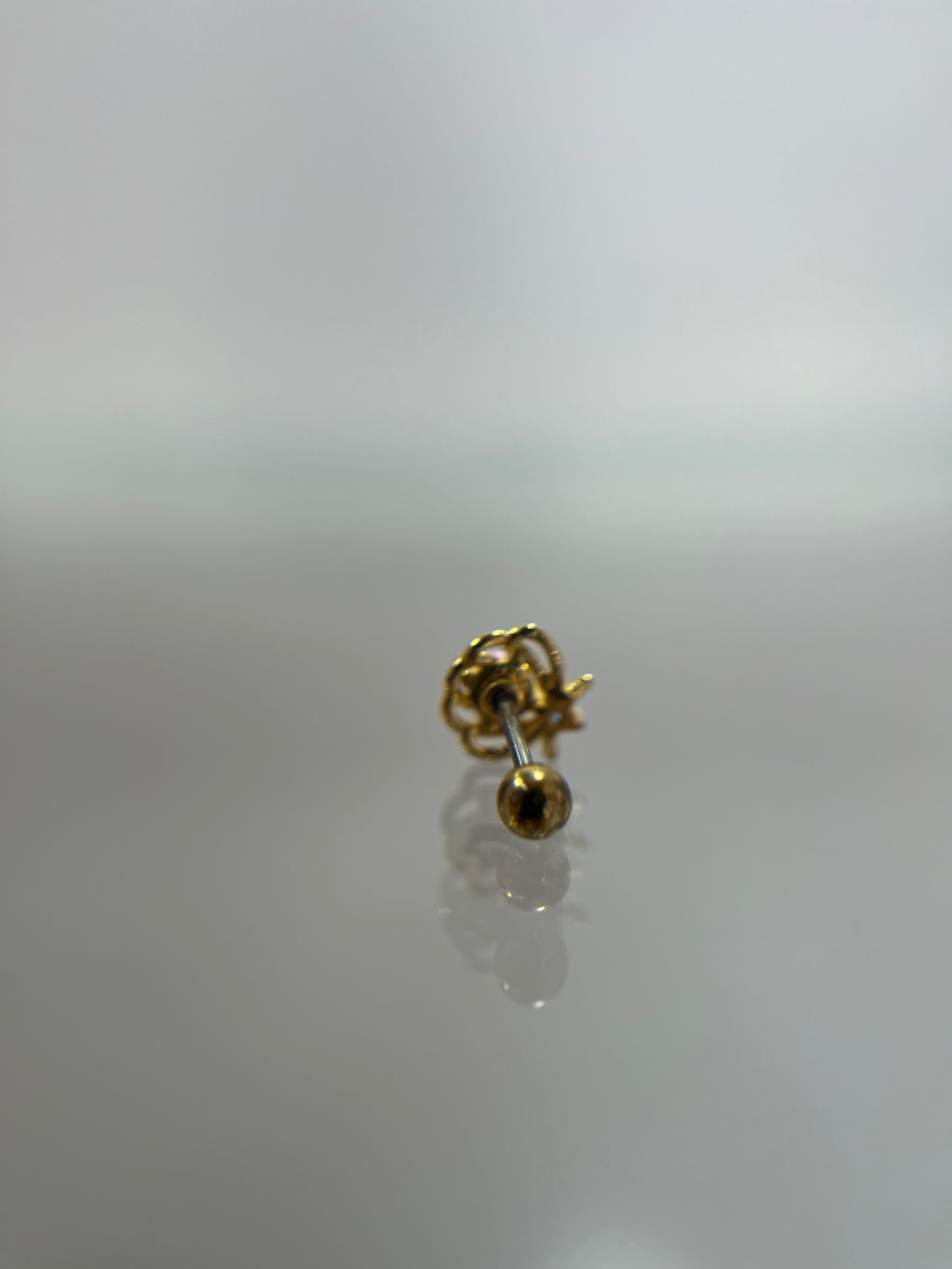 Piercing escarabajo titanium dorado (cierre bolilla)
