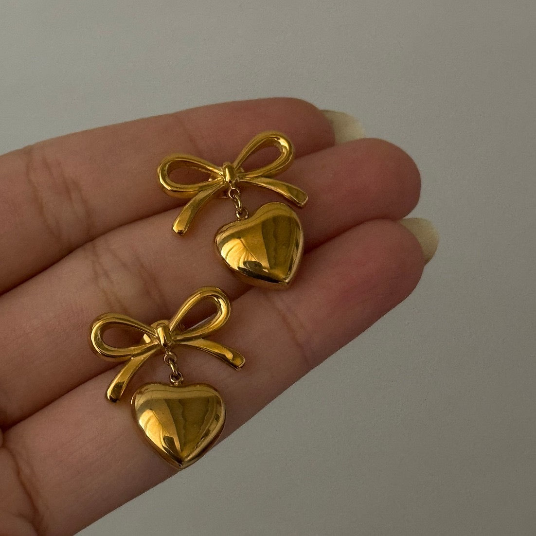 Corazón con lazo dorado