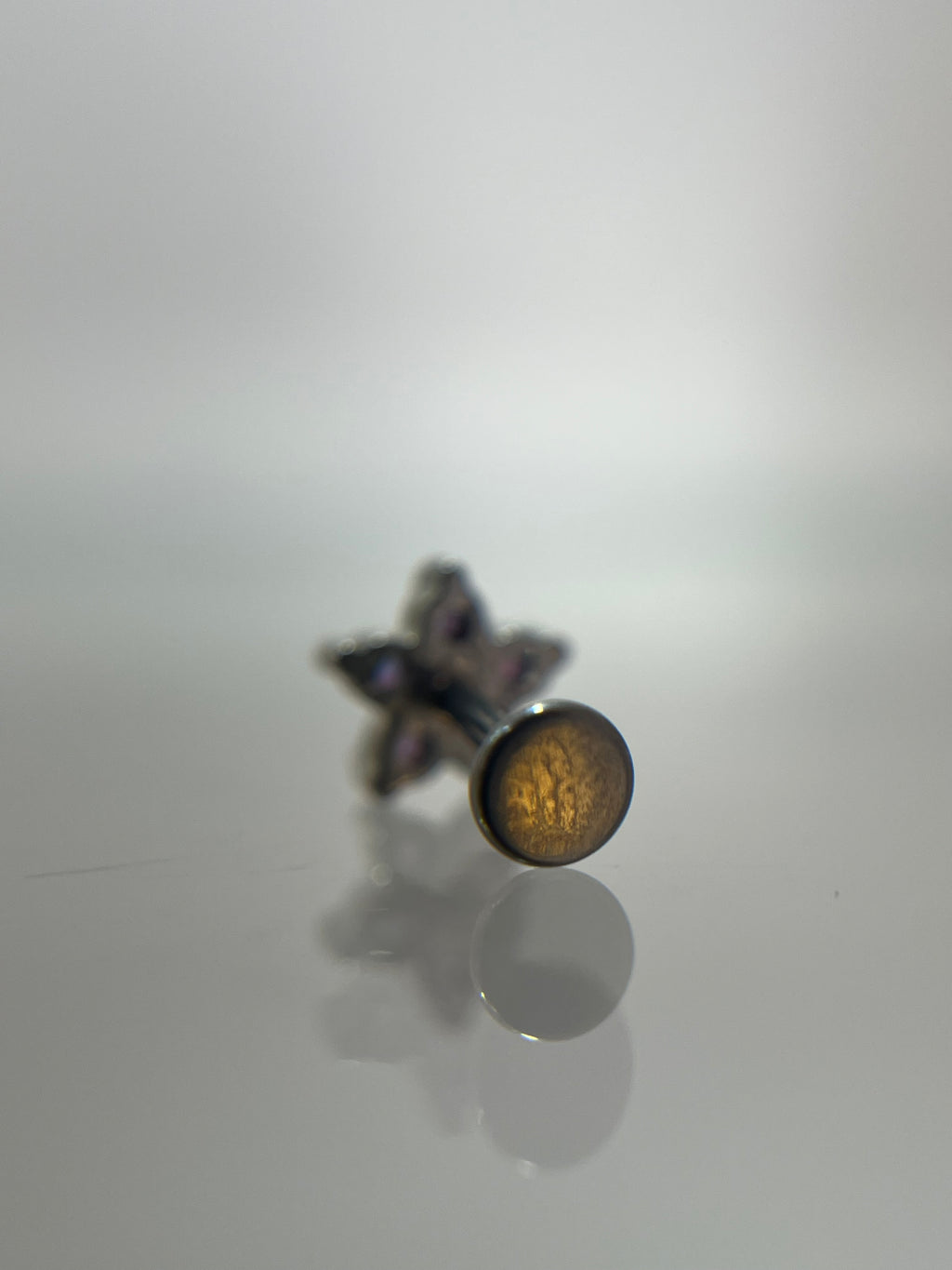 Piercing flor azul acero plateado (cierre plano)