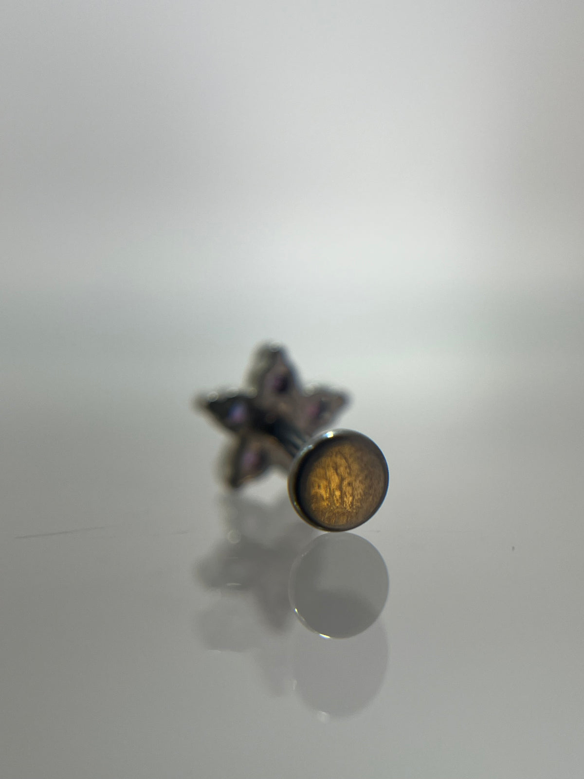Piercing flor azul acero plateado (cierre plano)