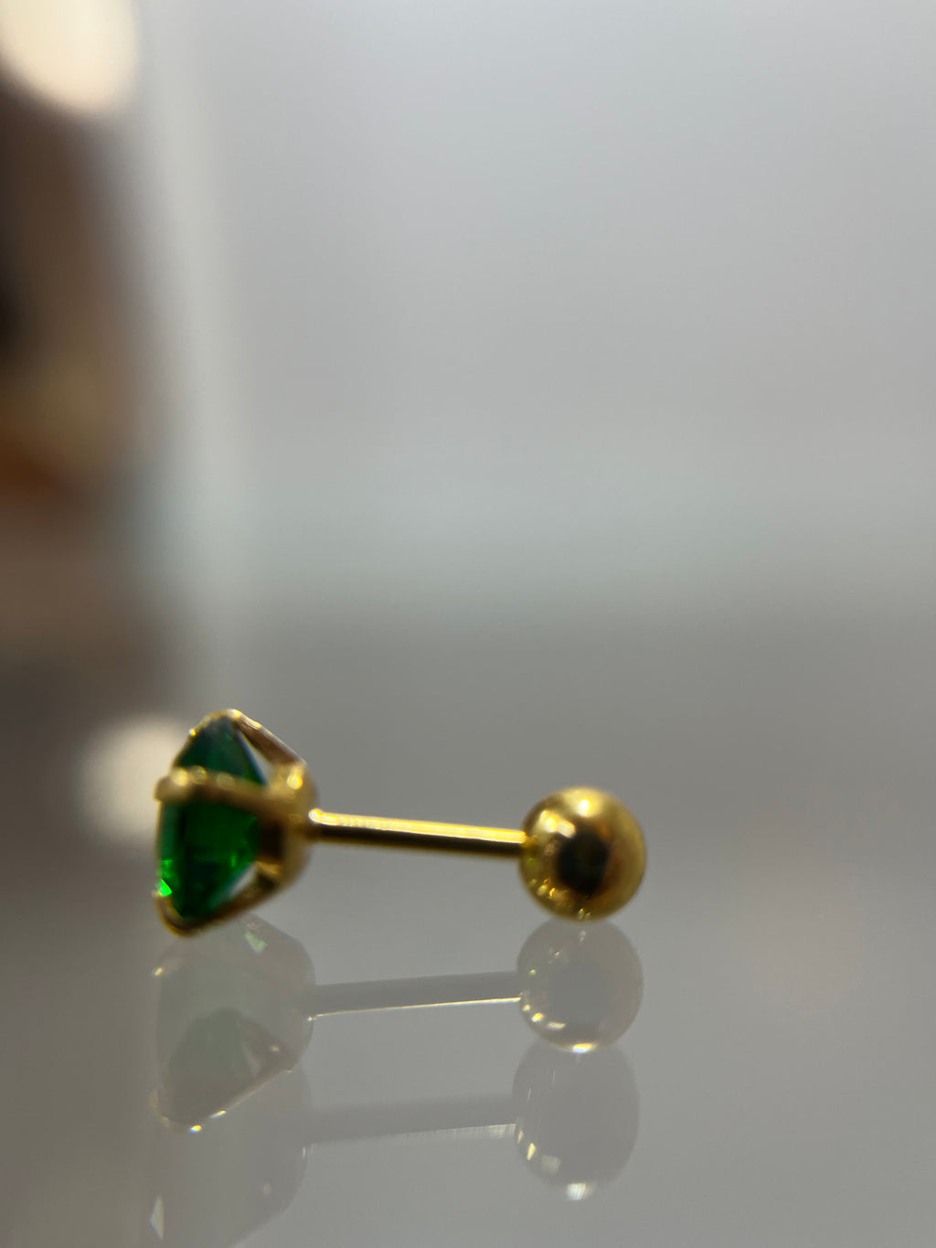 Piercing esmeralda titanium dorado (cierre bolilla)