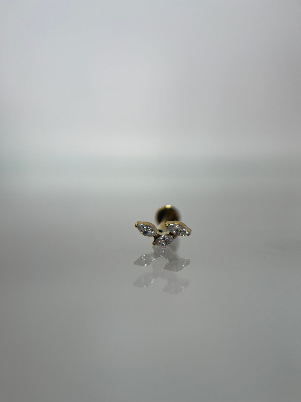 Piercing tres piedras titanium dorado (cierre plano)