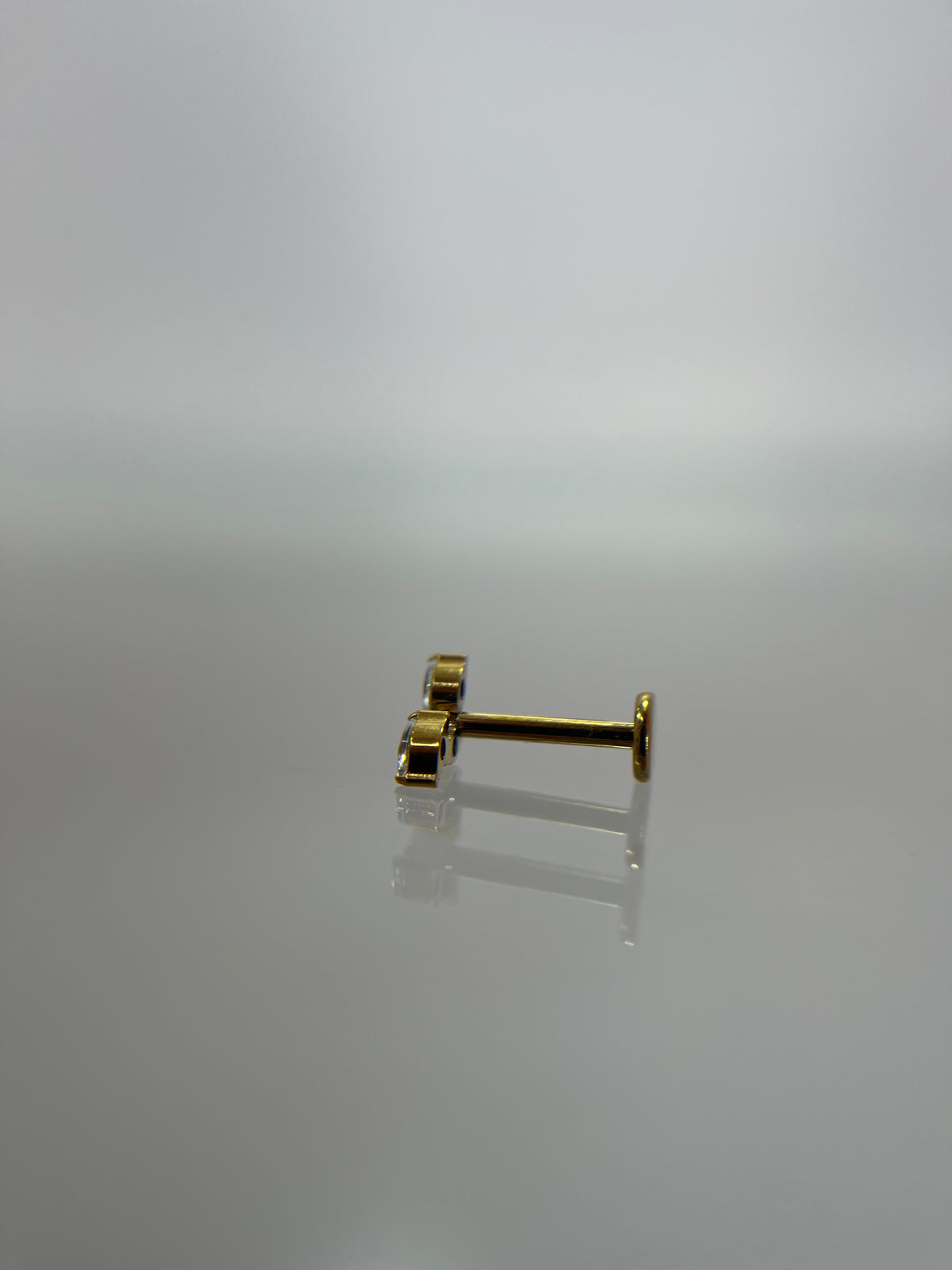 Piercing tres piedras titanium dorado (cierre plano)