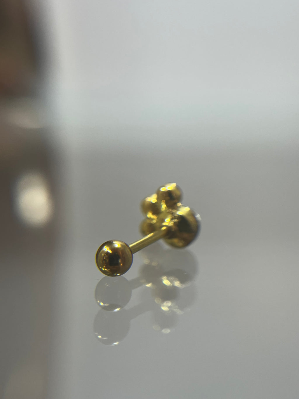 Piercing titanium huella dorado (cierre bolilla)