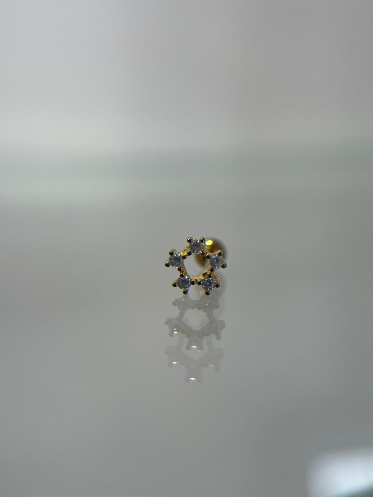 Piercing estrella cinco puntas titanium dorado (cierre bolilla)