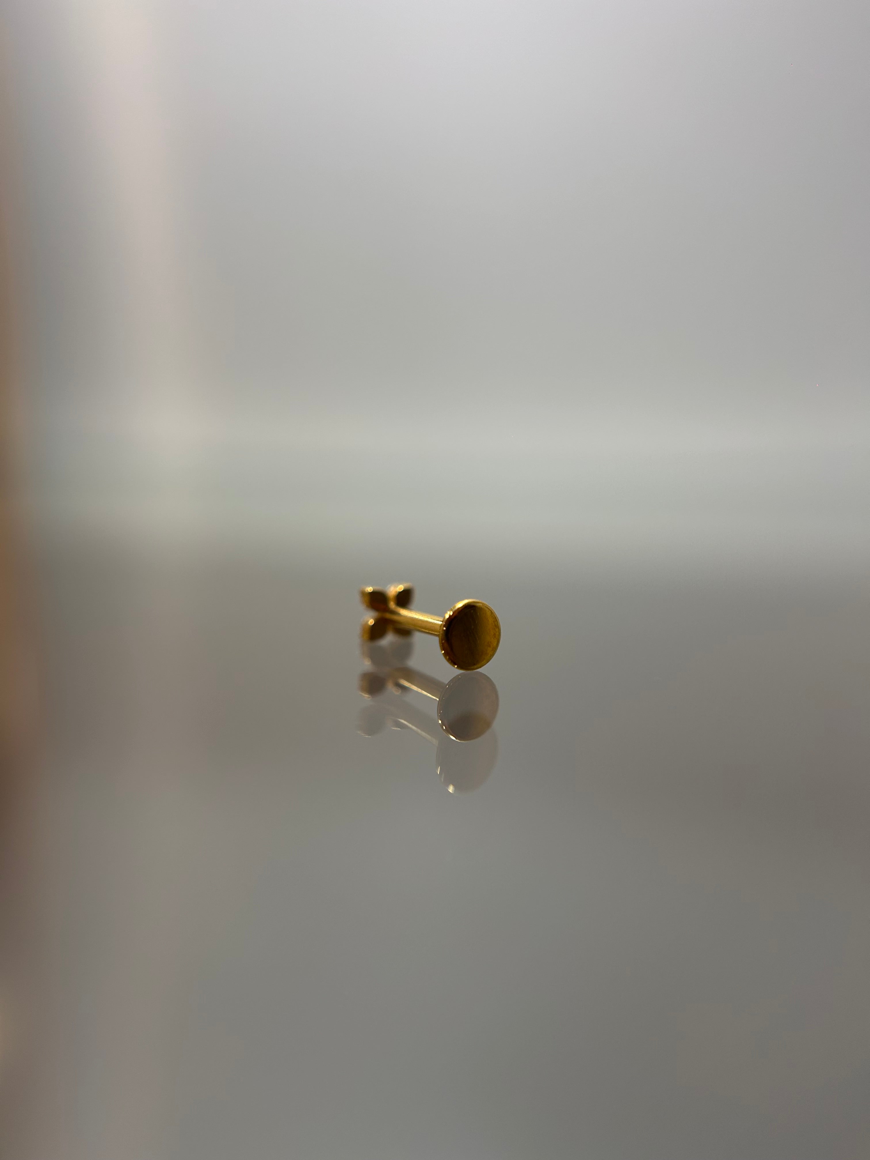 Piercings flor (cierre plano)