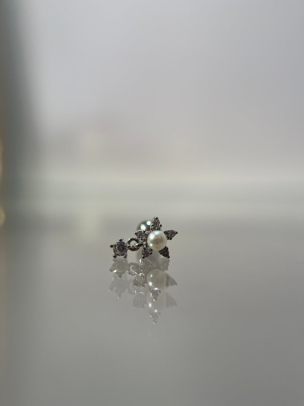 Piercings flor perlada (cierre esfera)