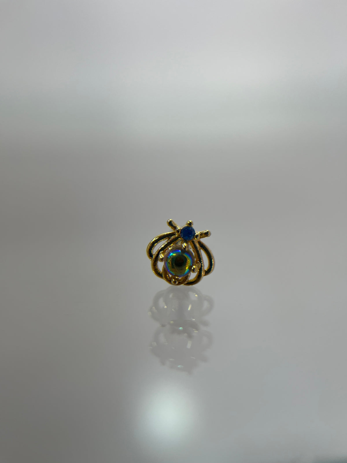 Piercing escarabajo titanium dorado (cierre bolilla)