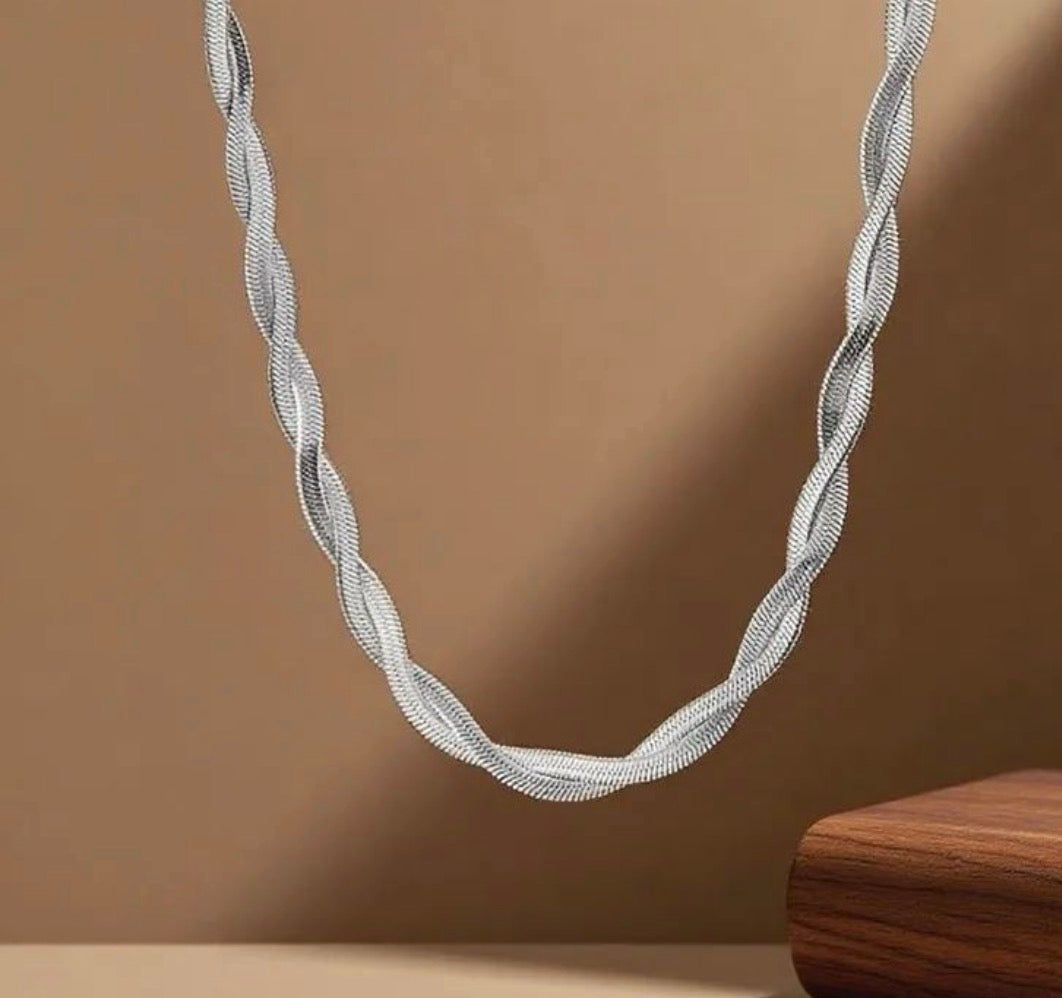 Collar de trenza color plata