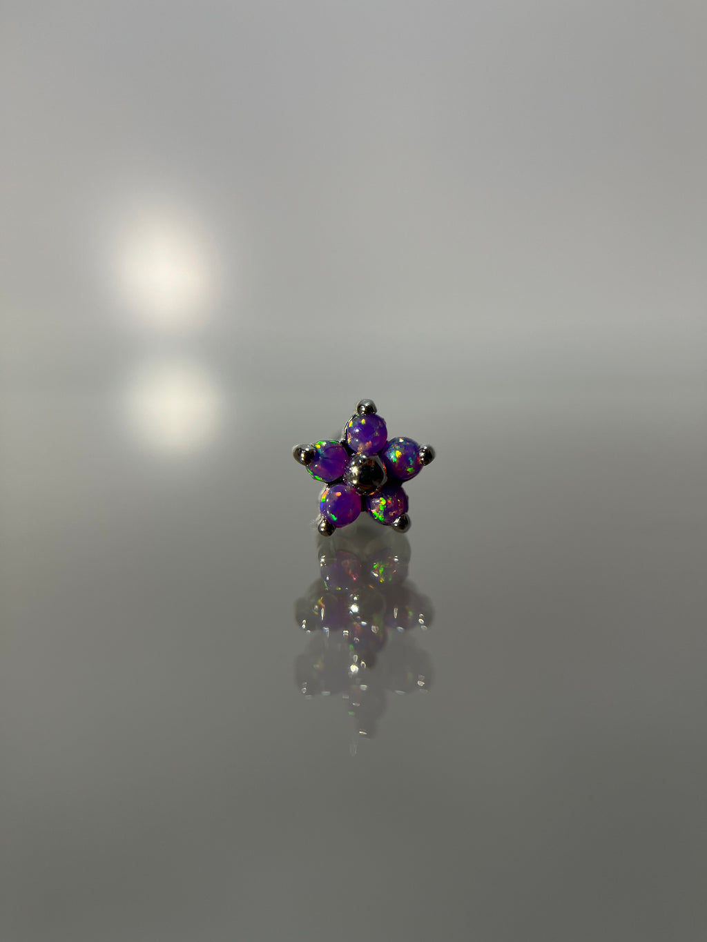Piercings flor morada (cierre plano)