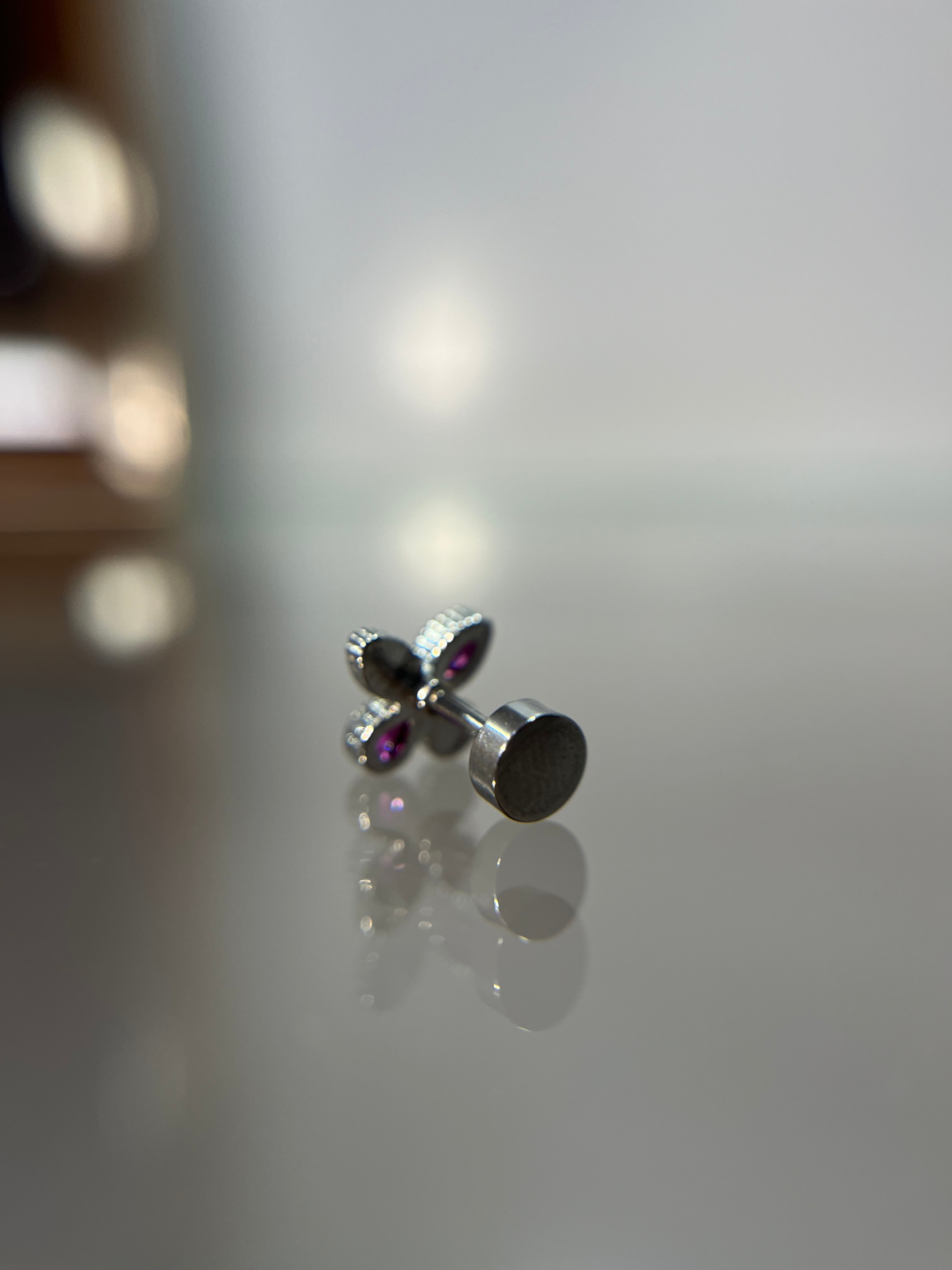 Piercings mariposa (cierre plano)