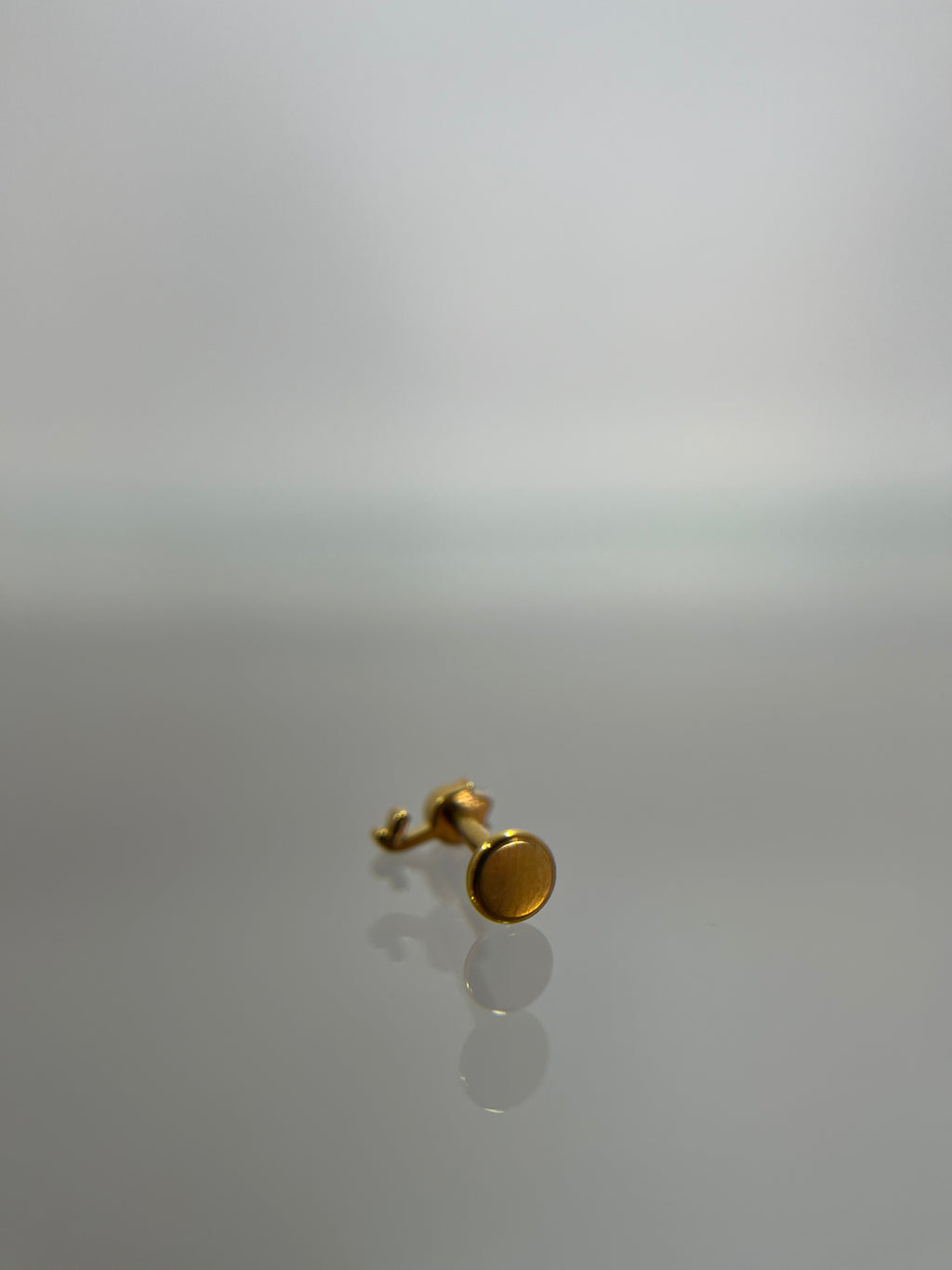 Piercing capullo de flor titanium dorado (cierre plano)