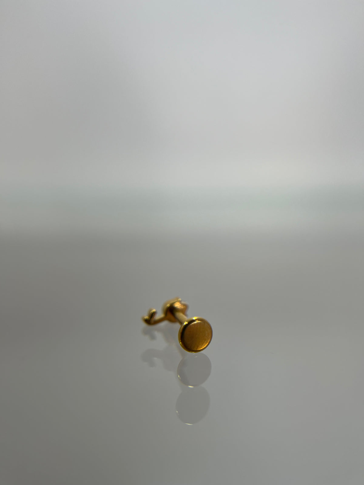Piercing capullo de flor titanium dorado (cierre plano)