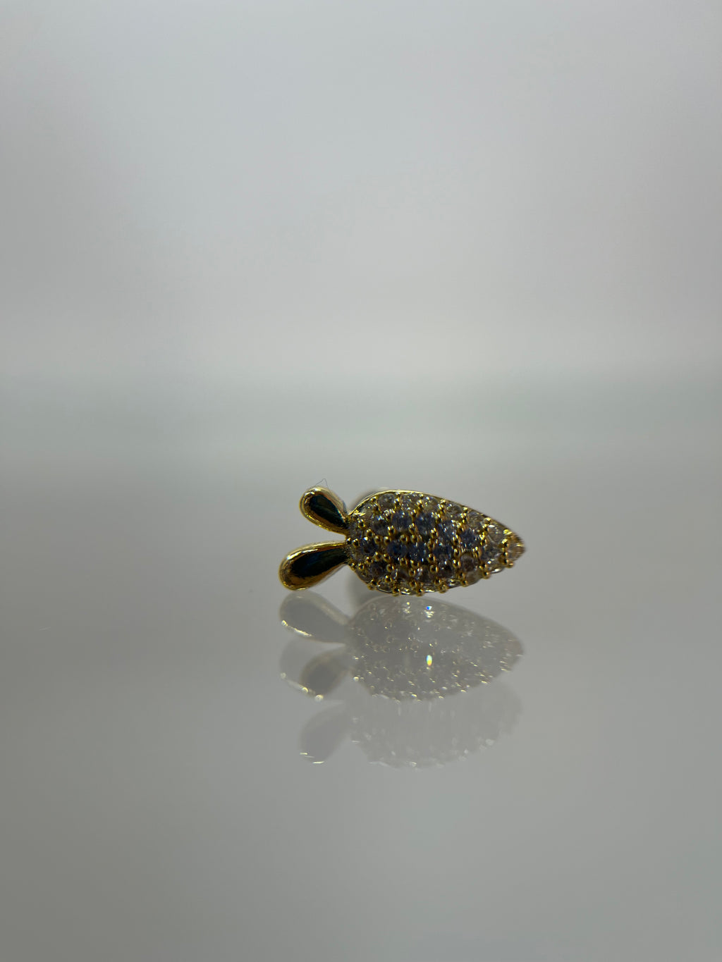 Piercing piña titanium dorado (cierre plano)
