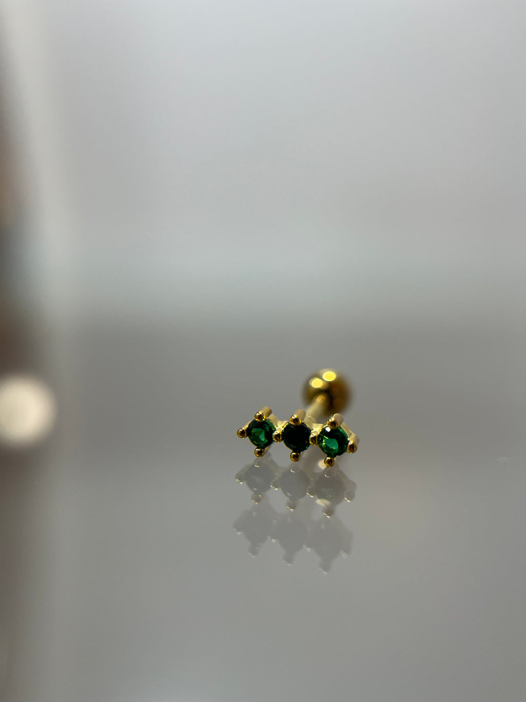 Piercing titanium tres piedras dorado (cierre bolilla)