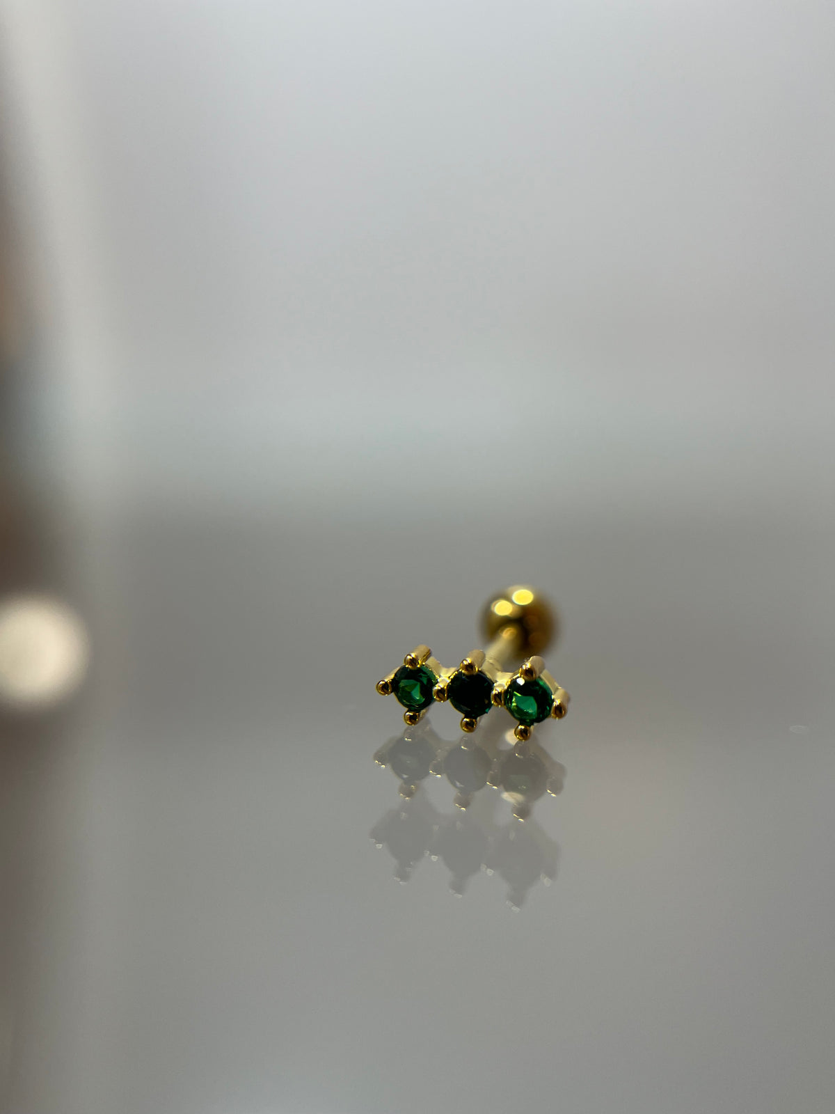Piercing titanium tres piedras dorado (cierre bolilla)