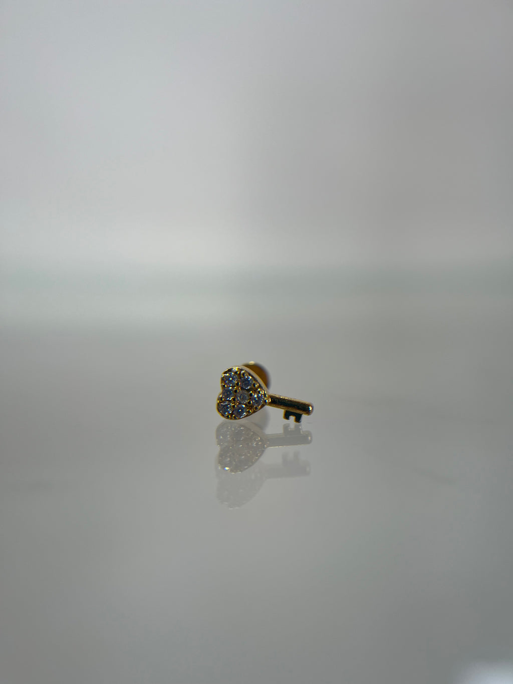 Piercing llave corazón titanium dorado (cierre plano)