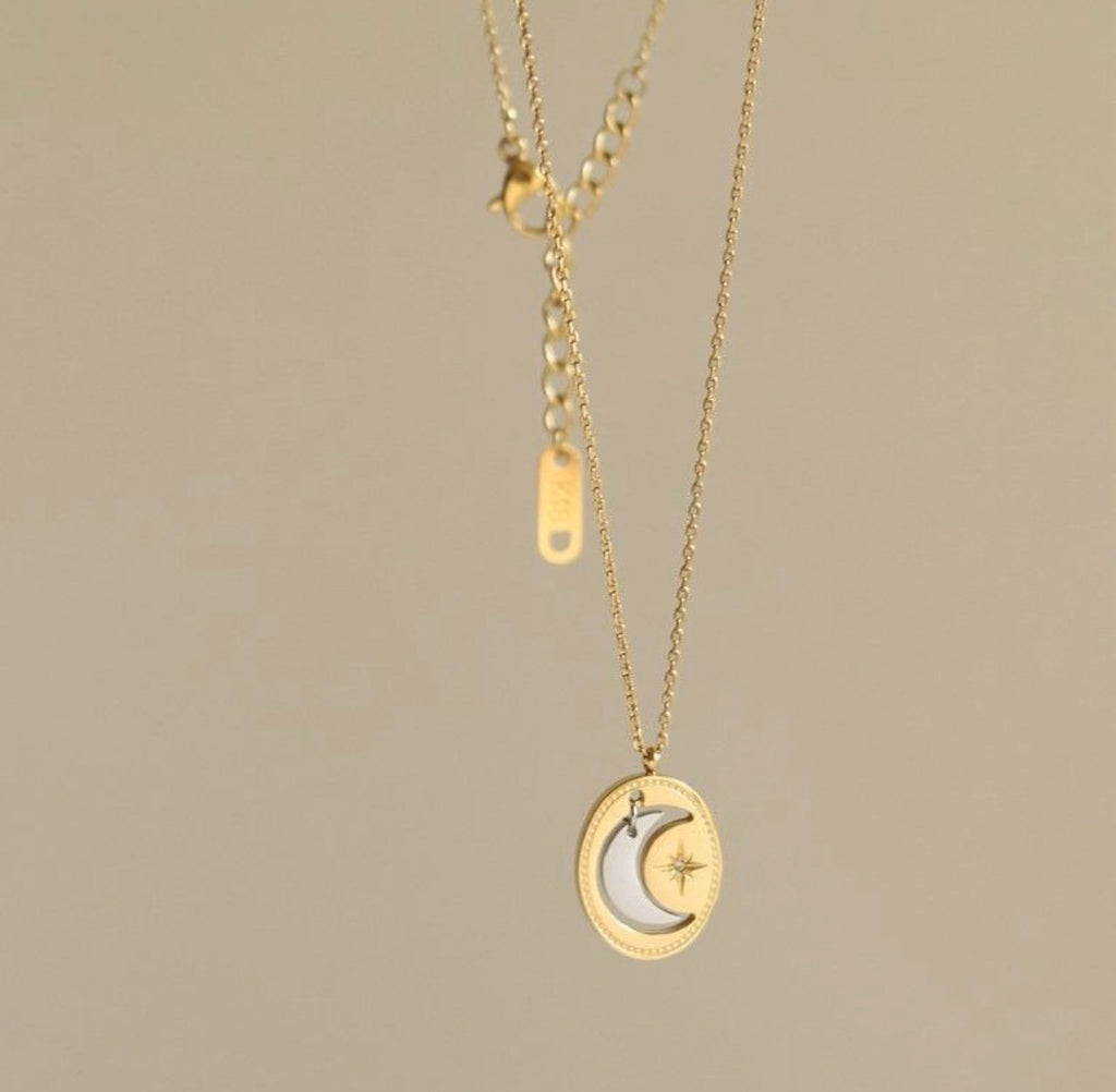 Collar dorado óvalo luna