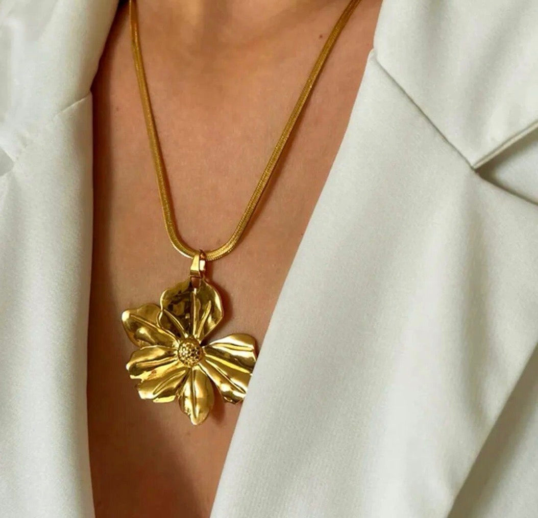 Collar de flor grande dorada
