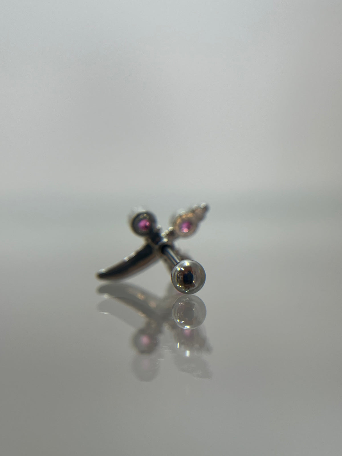 Piercing daga acero plateado (cierre bolilla)