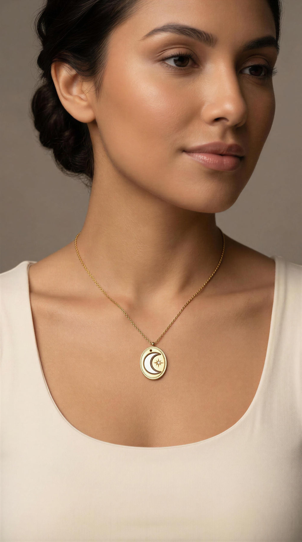 Collar dorado óvalo luna