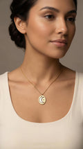 Collar dorado óvalo luna