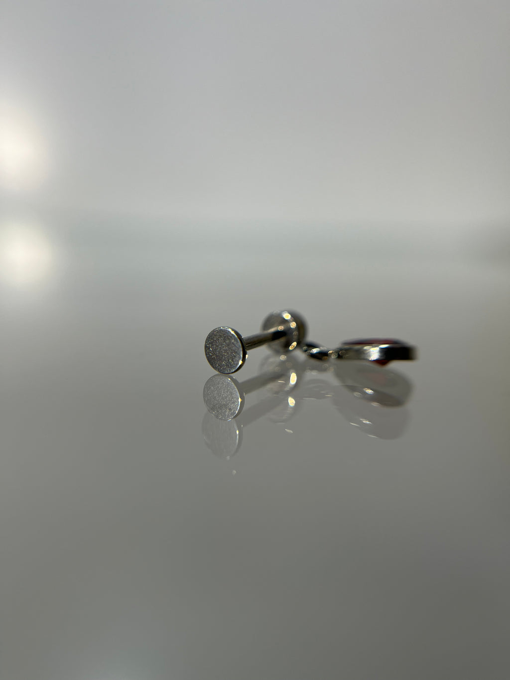 Piercings colgante rojo (cierre plano)