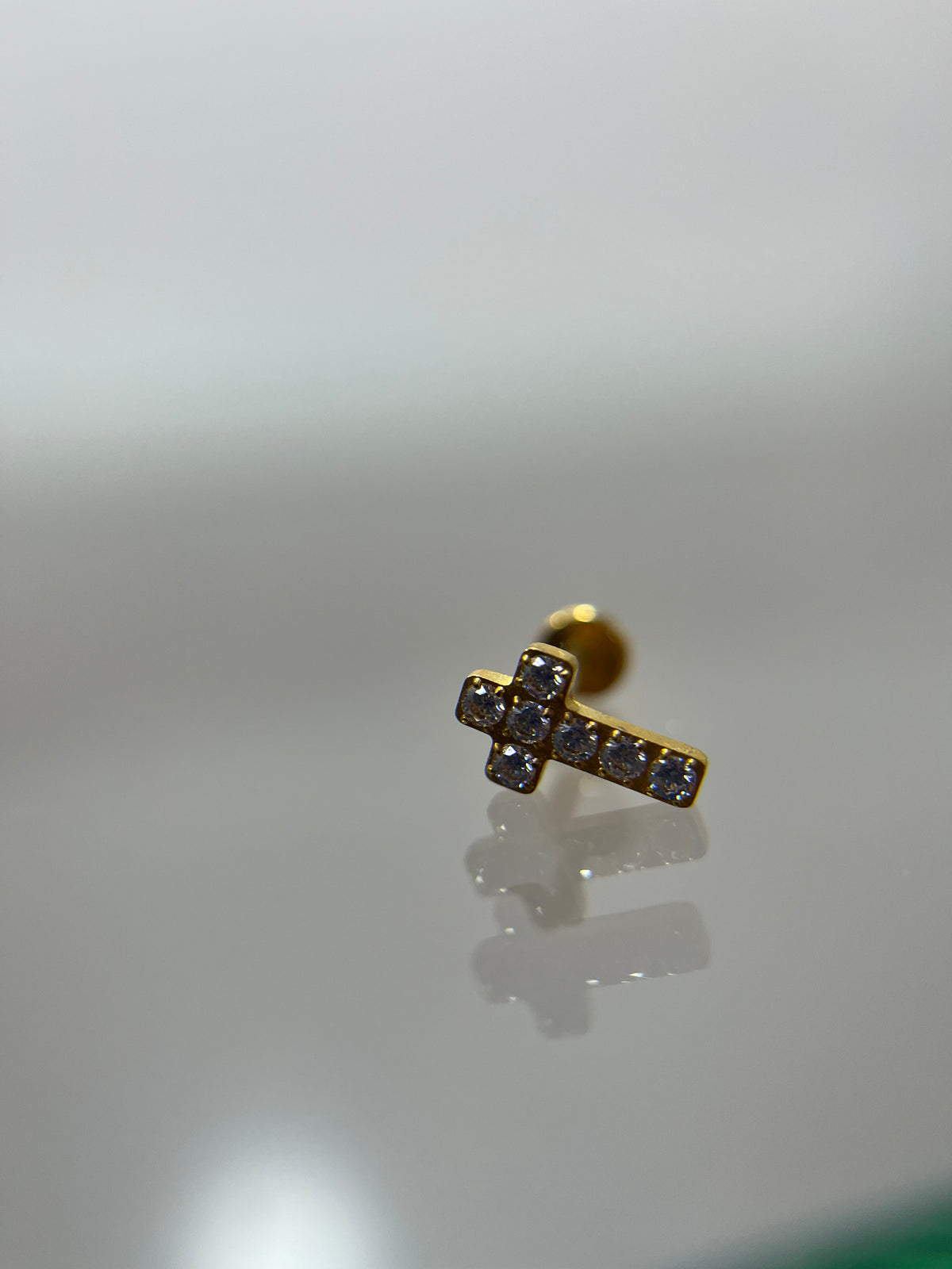 Piercing cruz dorado titanium  (cierre plano)