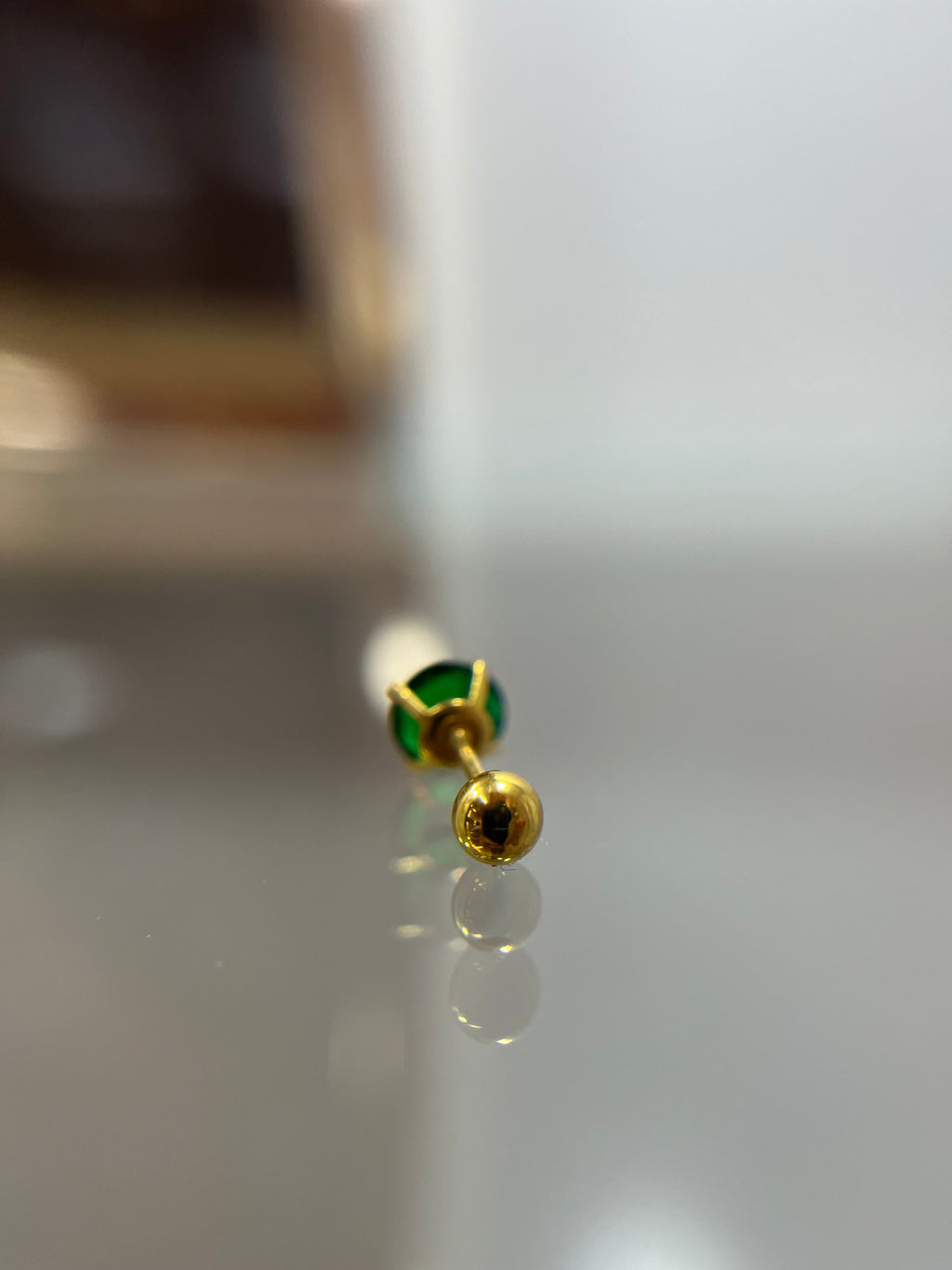 Piercing esmeralda titanium dorado (cierre bolilla)