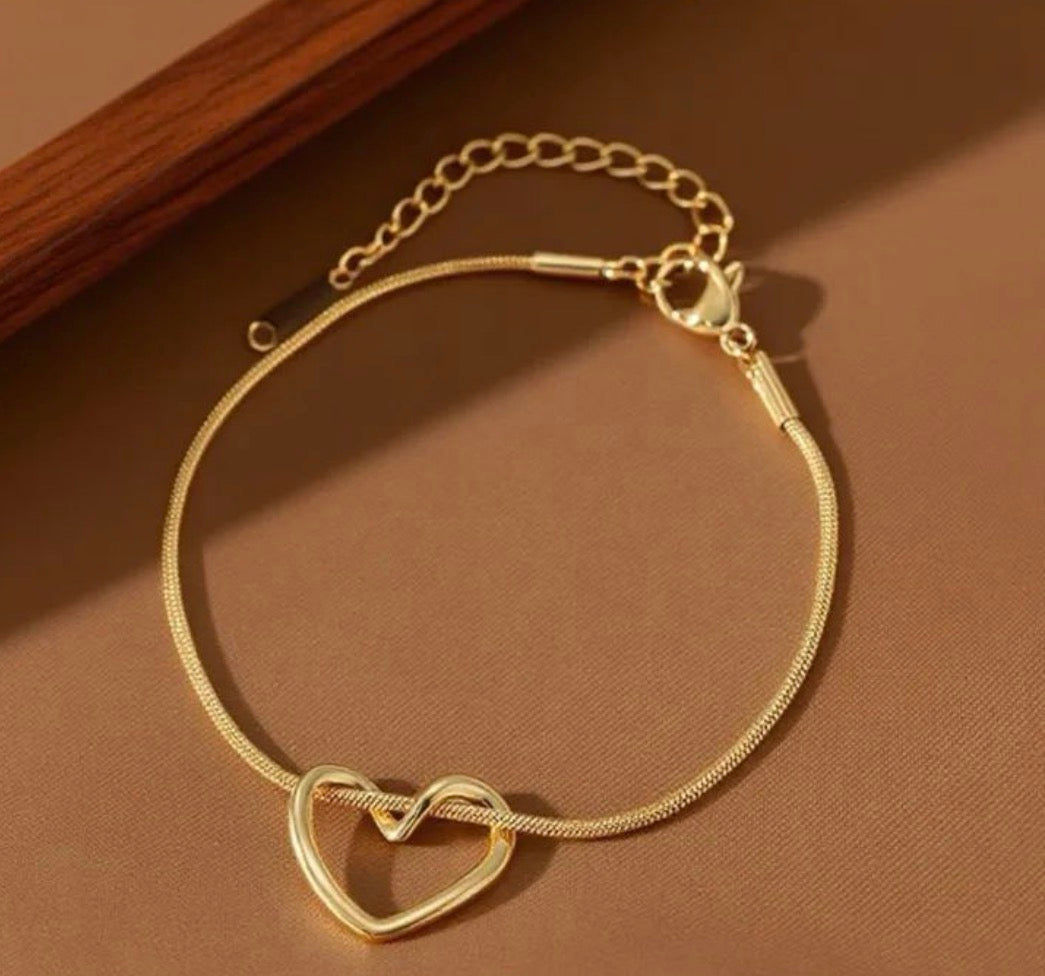 Pulsera básica con corazón dorada