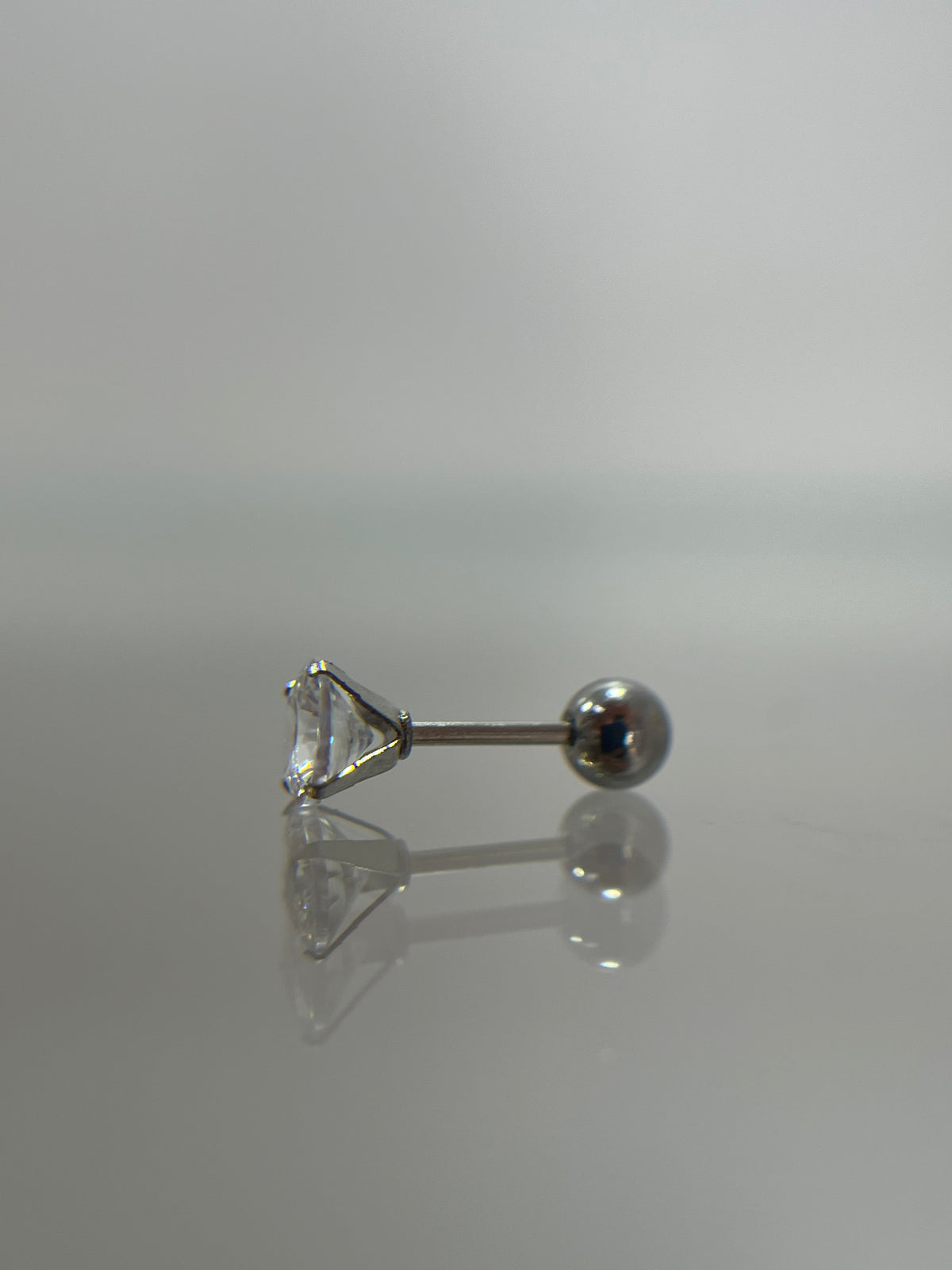 Piercing piedra solitaria acero plateado (cierre bolilla)
