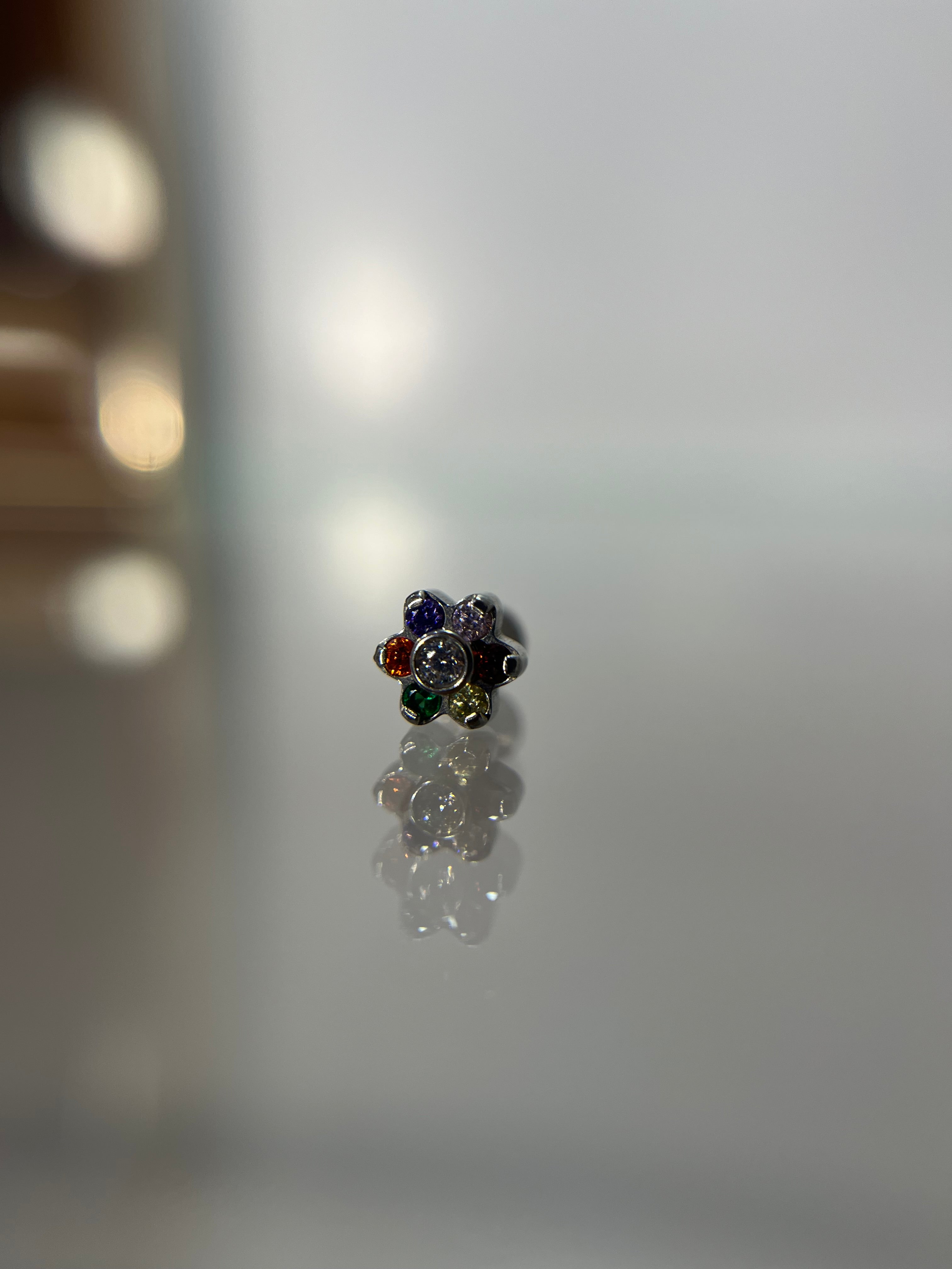 Piercings flor (cierre plano)